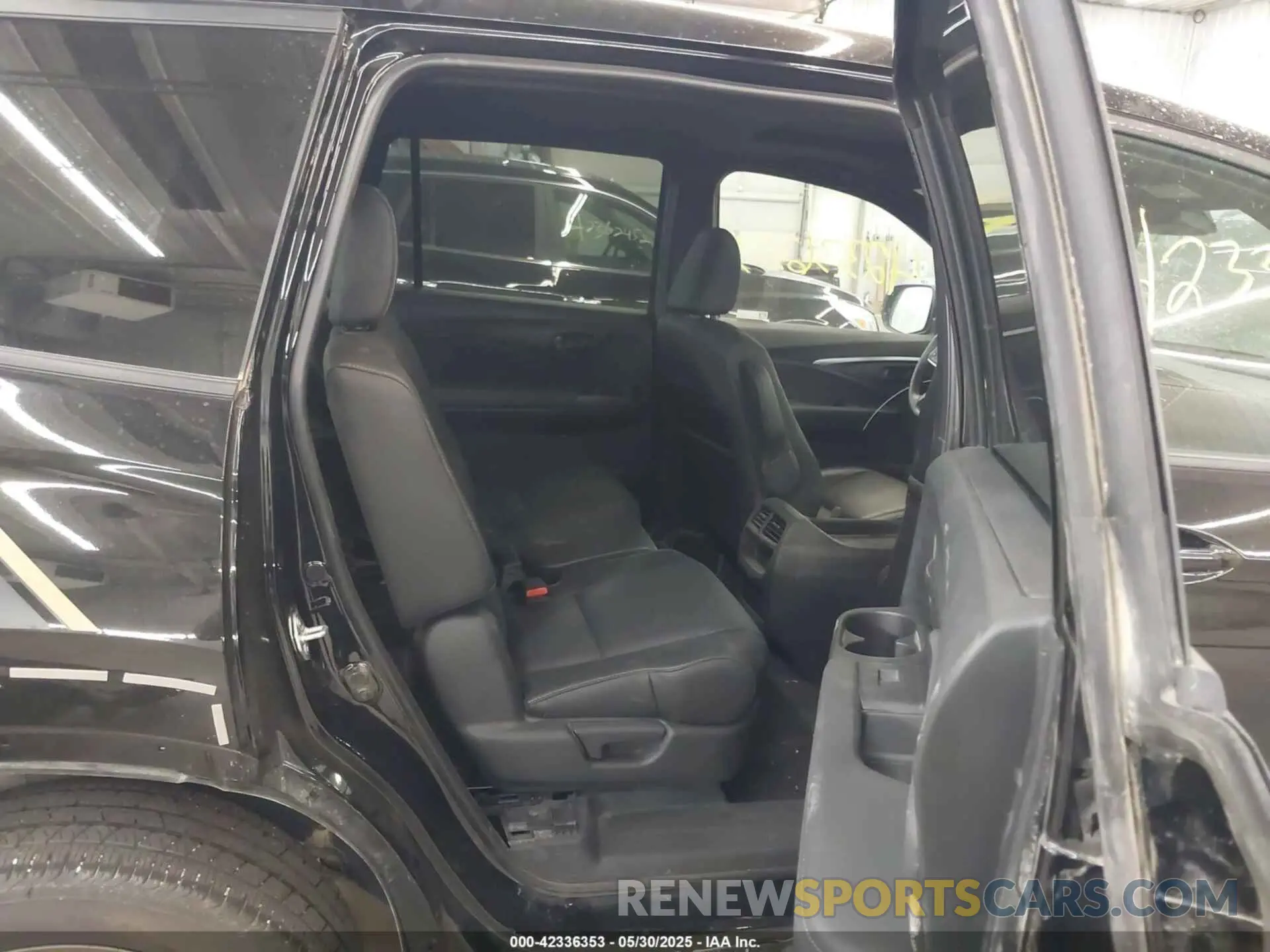 8 Photograph of a damaged car 5FNYF8H52NB019660 HONDA PASSPORT 2022