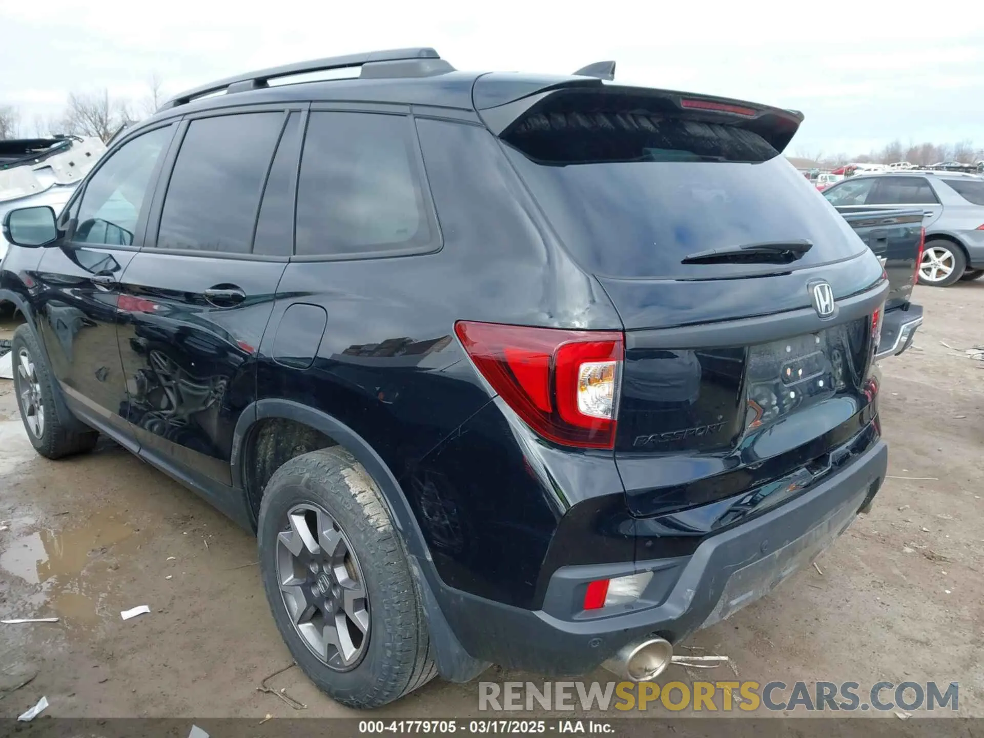 3 Photograph of a damaged car 5FNYF8H60NB011632 HONDA PASSPORT 2022