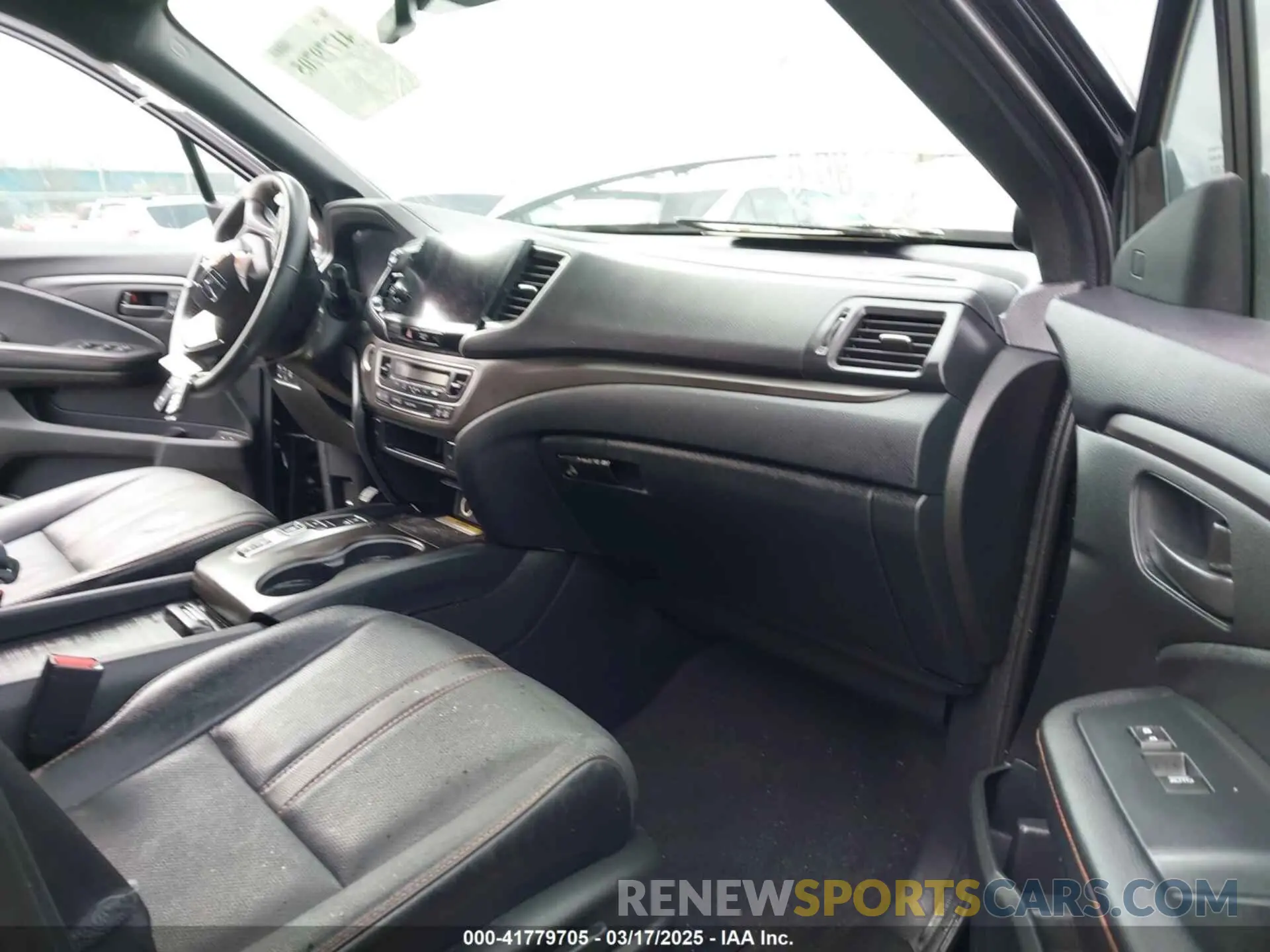 5 Photograph of a damaged car 5FNYF8H60NB011632 HONDA PASSPORT 2022