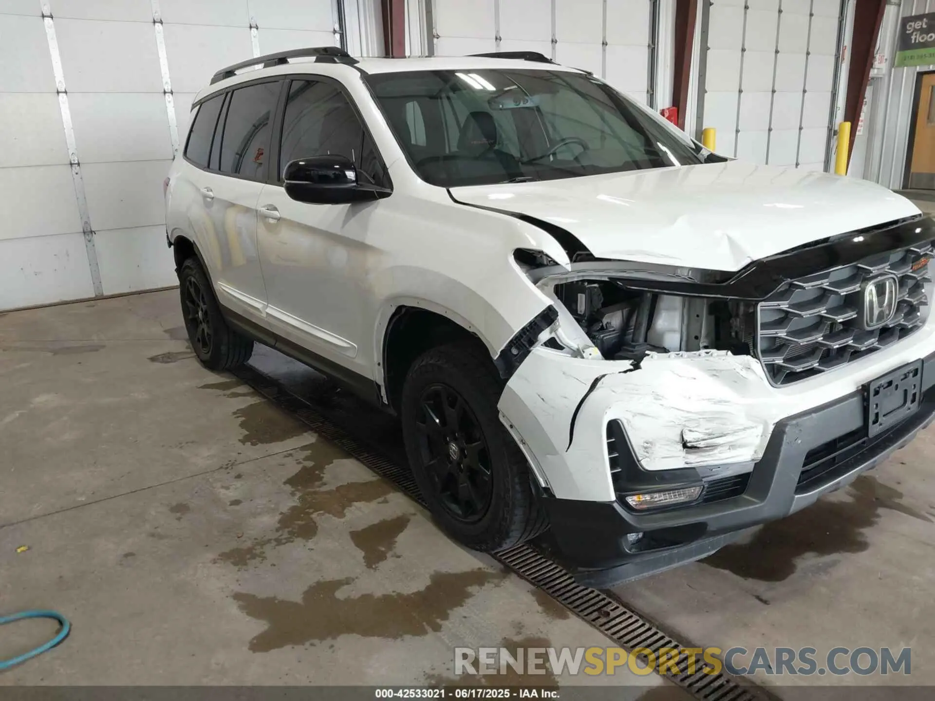 1 Photograph of a damaged car 5FNYF8H63NB003038 HONDA PASSPORT 2022