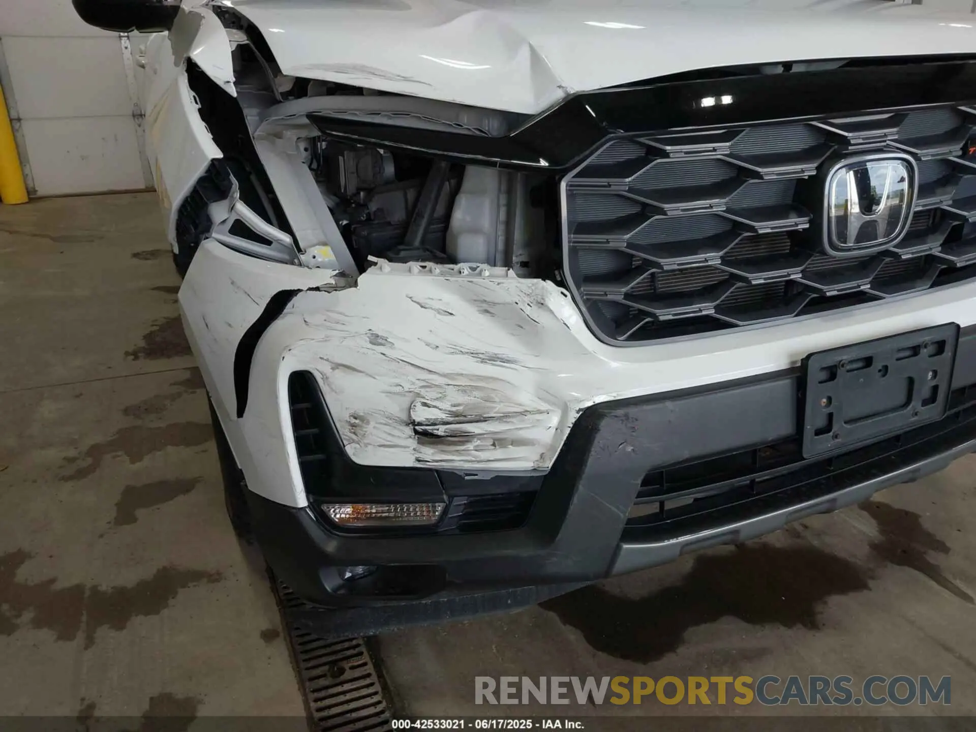 18 Photograph of a damaged car 5FNYF8H63NB003038 HONDA PASSPORT 2022