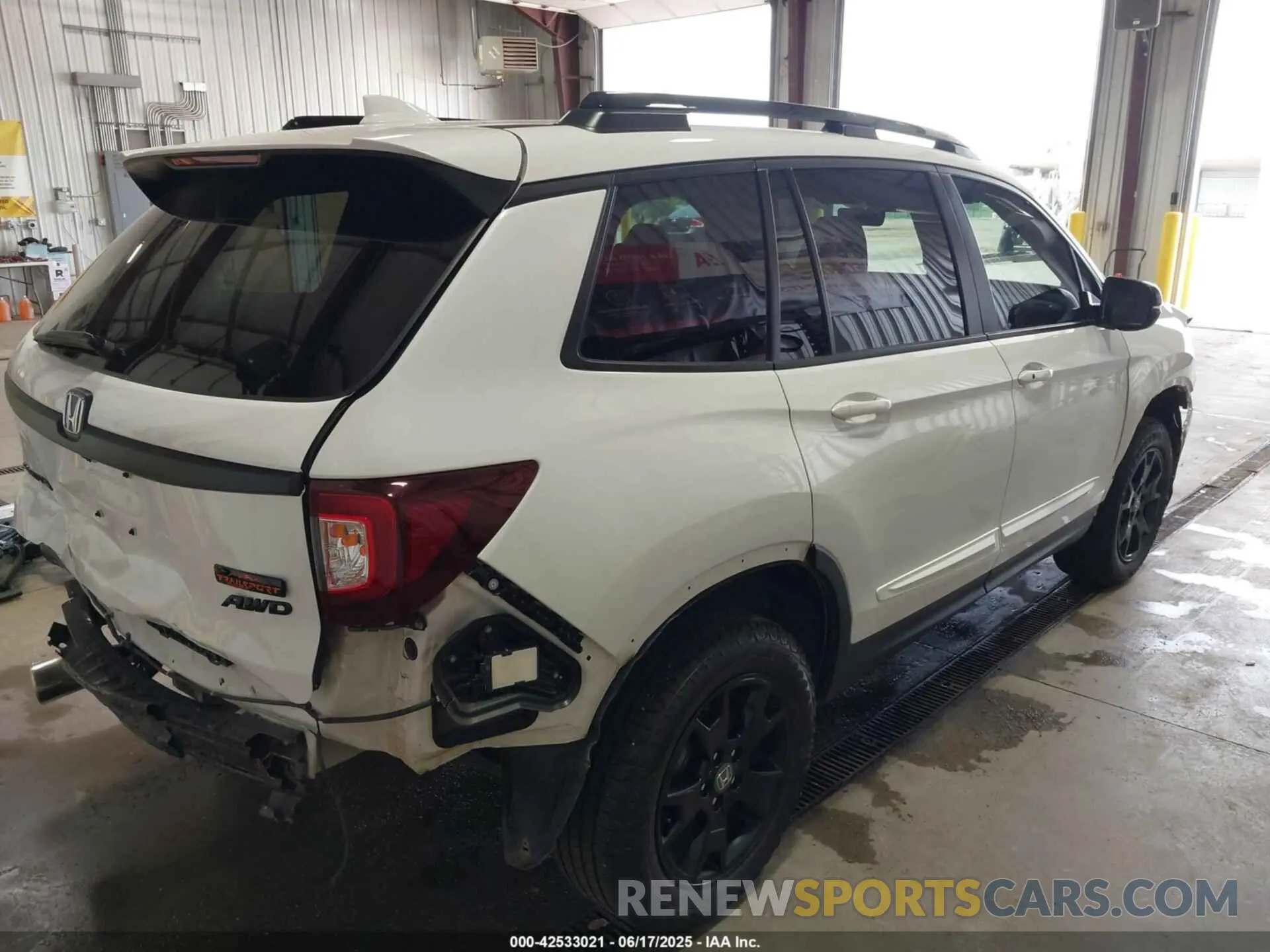 4 Photograph of a damaged car 5FNYF8H63NB003038 HONDA PASSPORT 2022