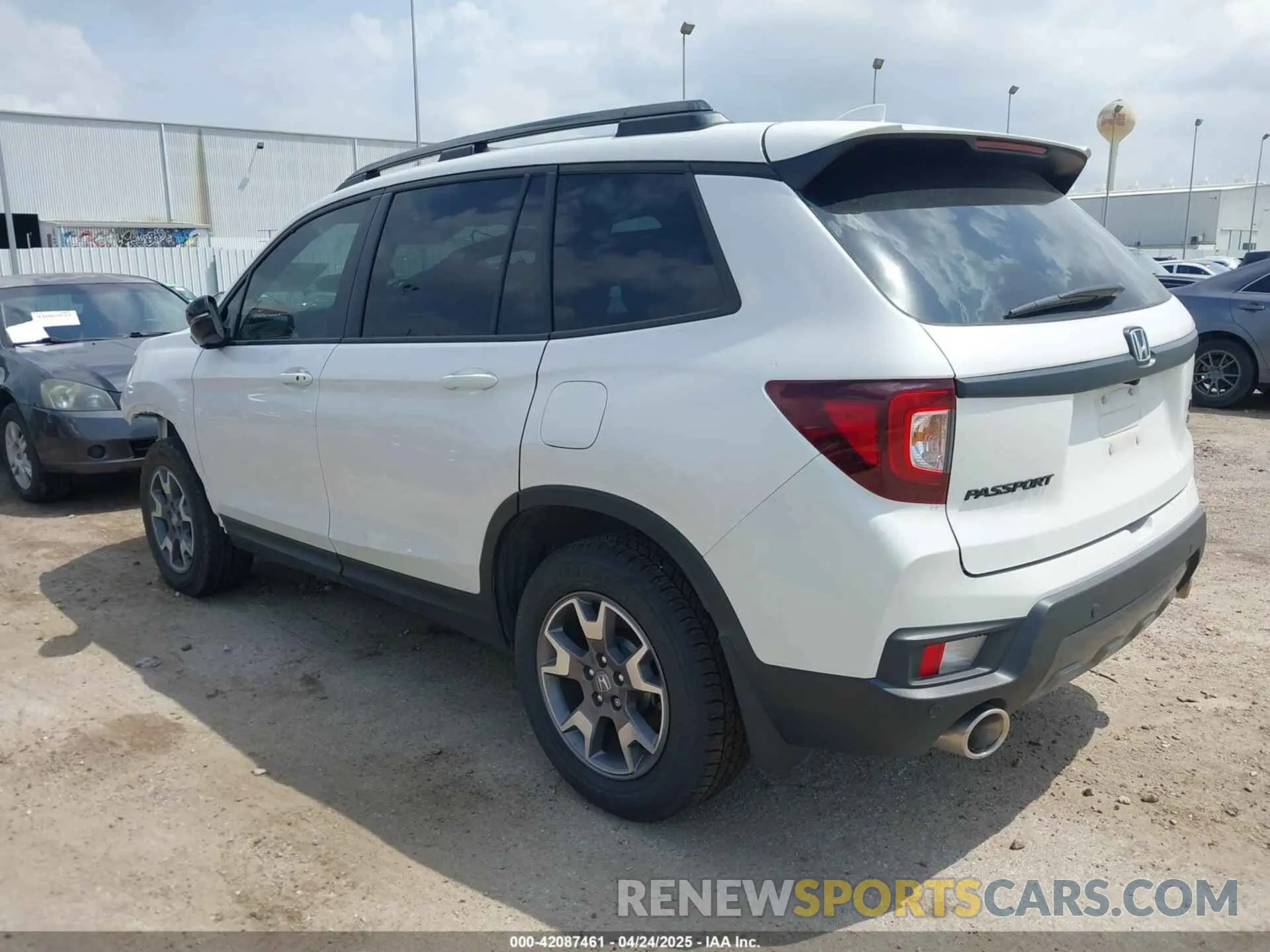 3 Photograph of a damaged car 5FNYF8H62PB024269 HONDA PASSPORT 2023