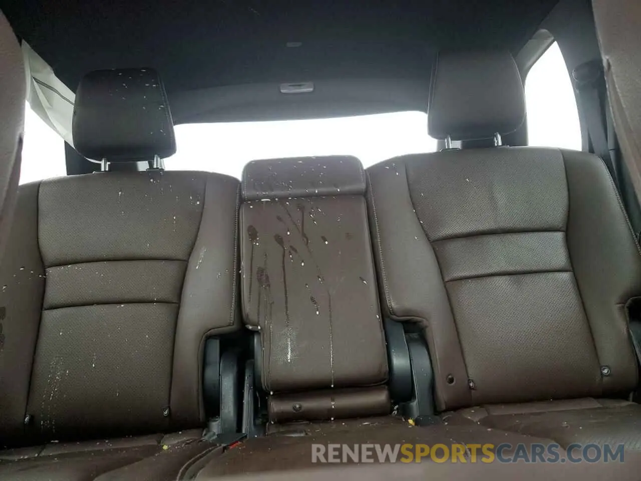 10 Photograph of a damaged car 5FNYF8H52RB010348 HONDA PASSPORT 2024