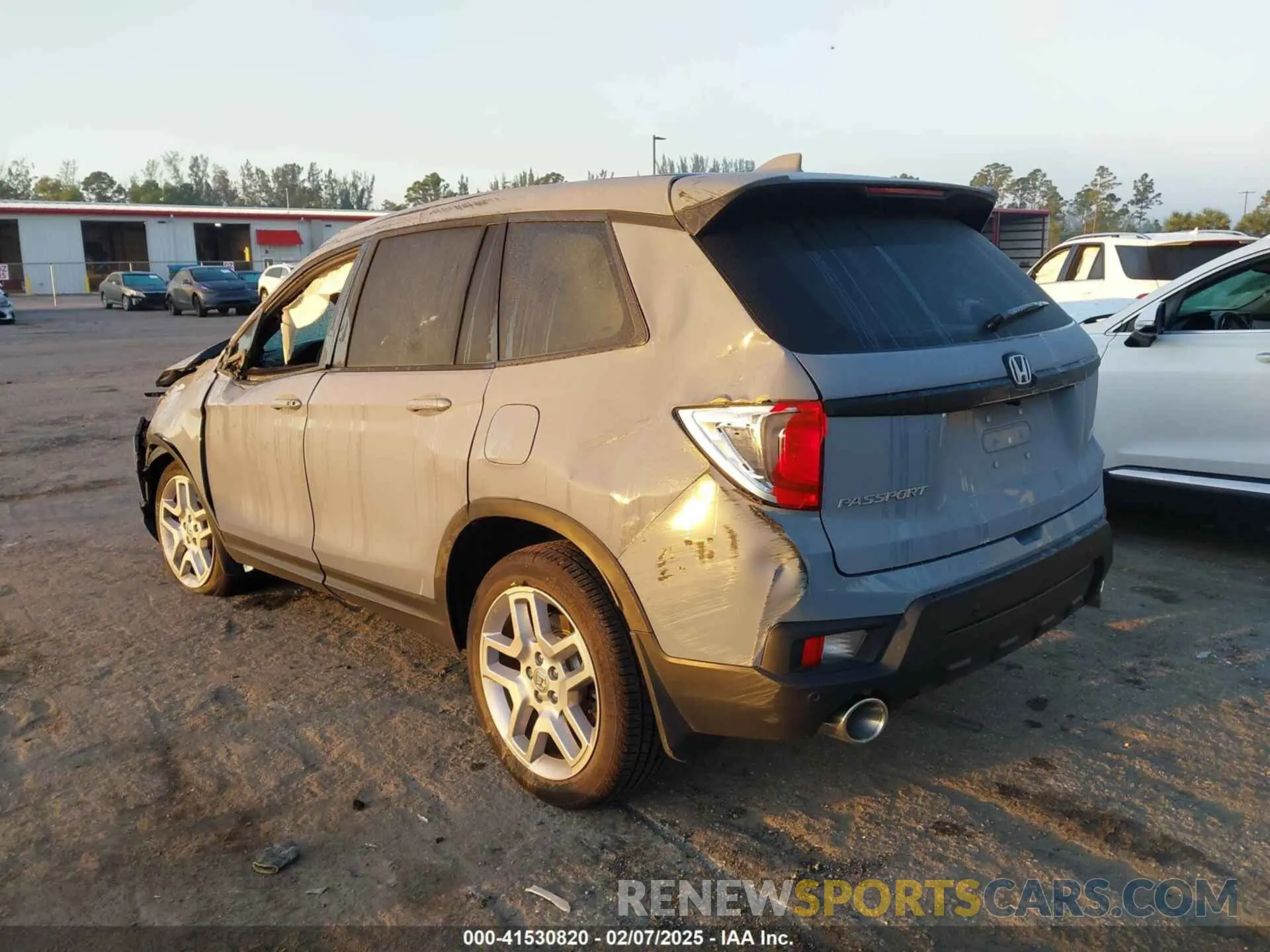 3 Фотография поврежденного автомобиля 5FNYF8H5XRB017807 HONDA PASSPORT 2024