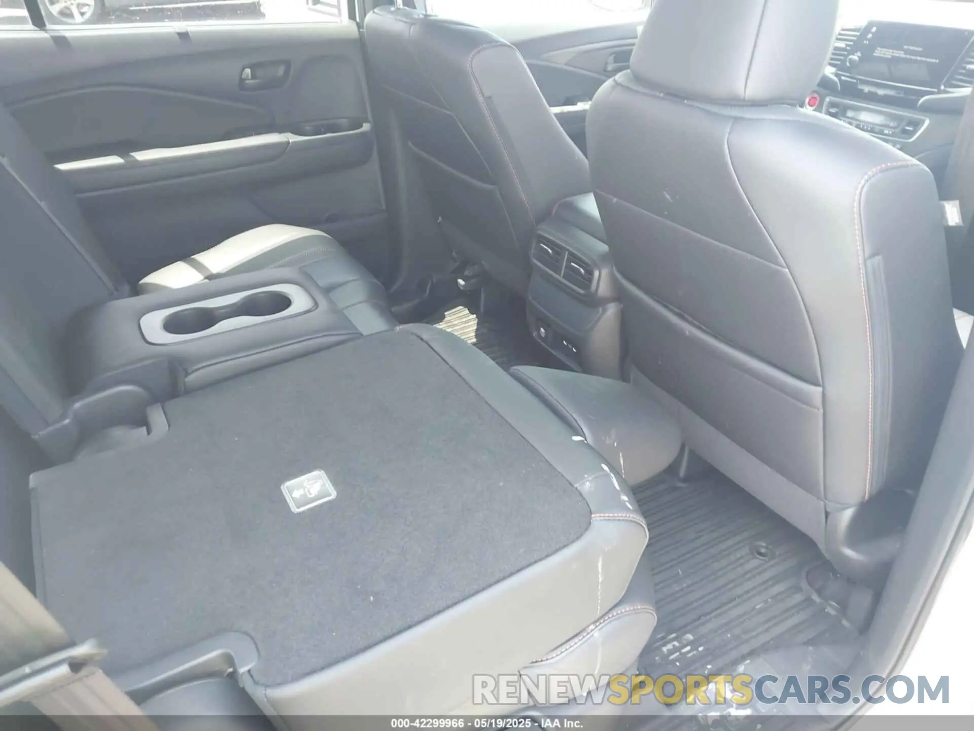 8 Photograph of a damaged car 5FNYF8H63RB009699 HONDA PASSPORT 2024