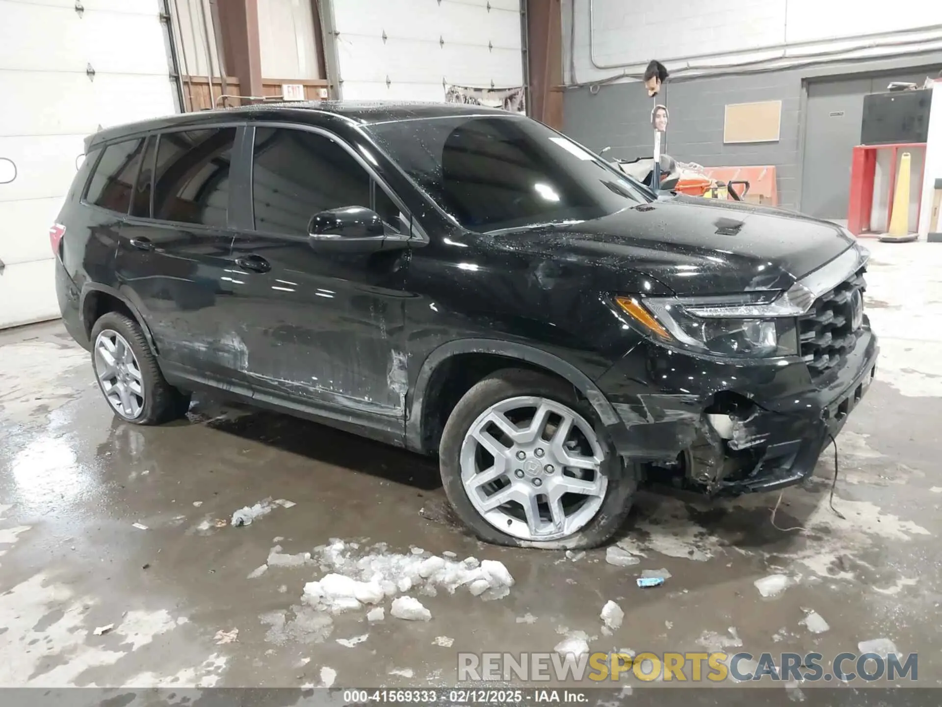 1 Photograph of a damaged car 5FNYF8H54SB010454 HONDA PASSPORT 2025