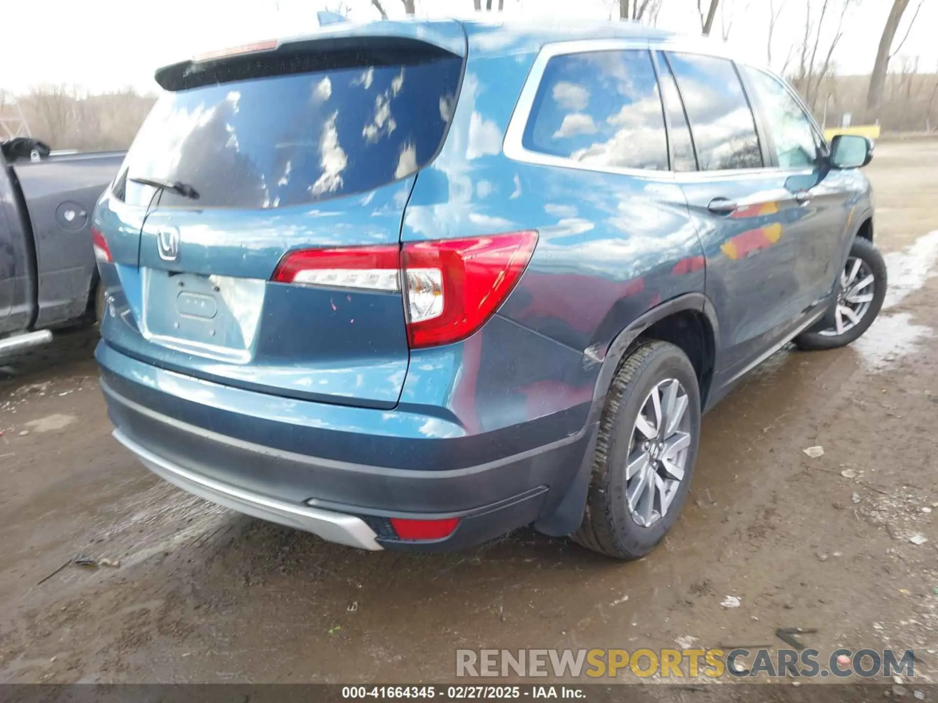 4 Photograph of a damaged car 5FNYF5H34KB031818 HONDA PILOT 2019