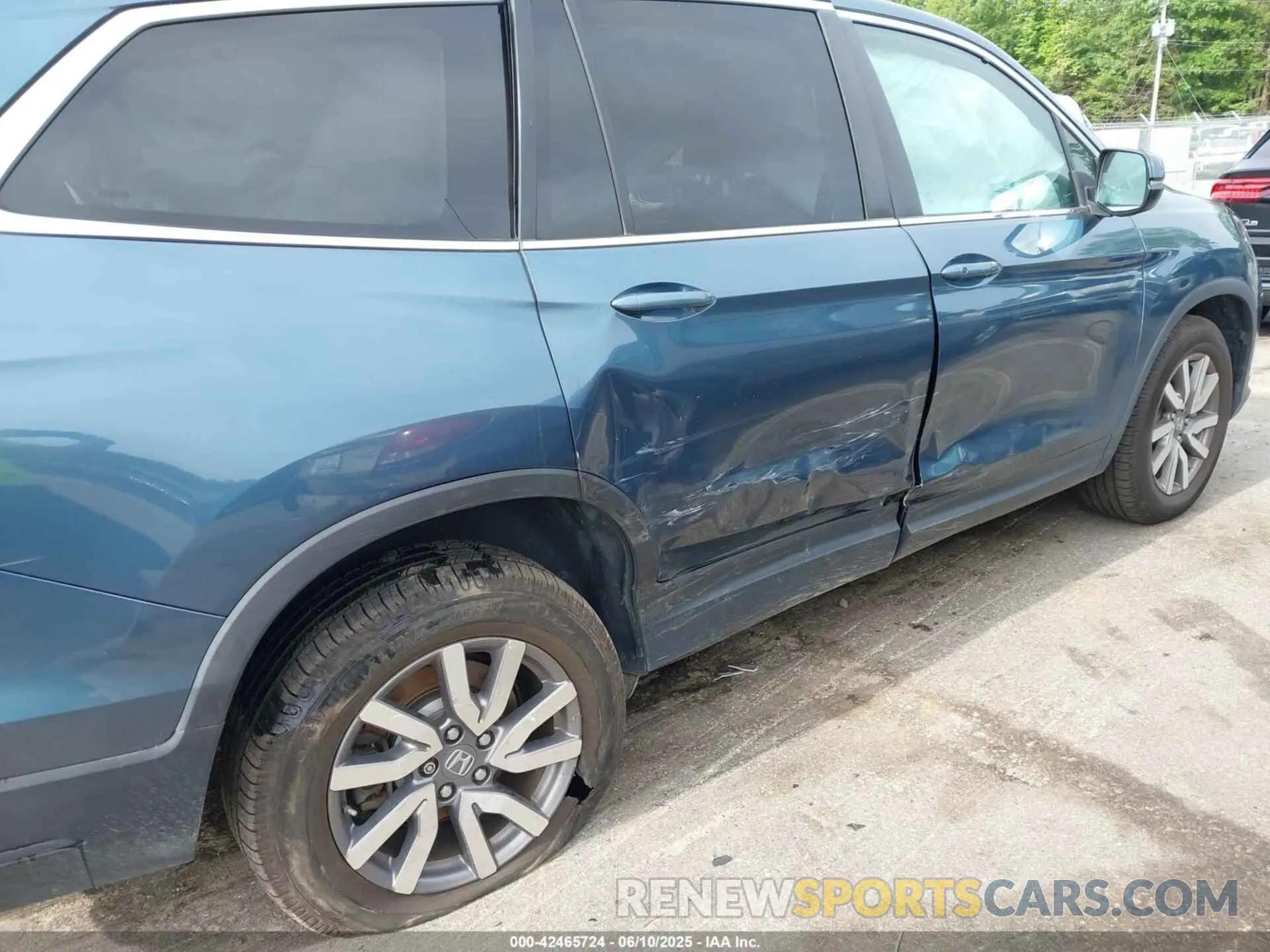 6 Photograph of a damaged car 5FNYF5H36KB015748 HONDA PILOT 2019