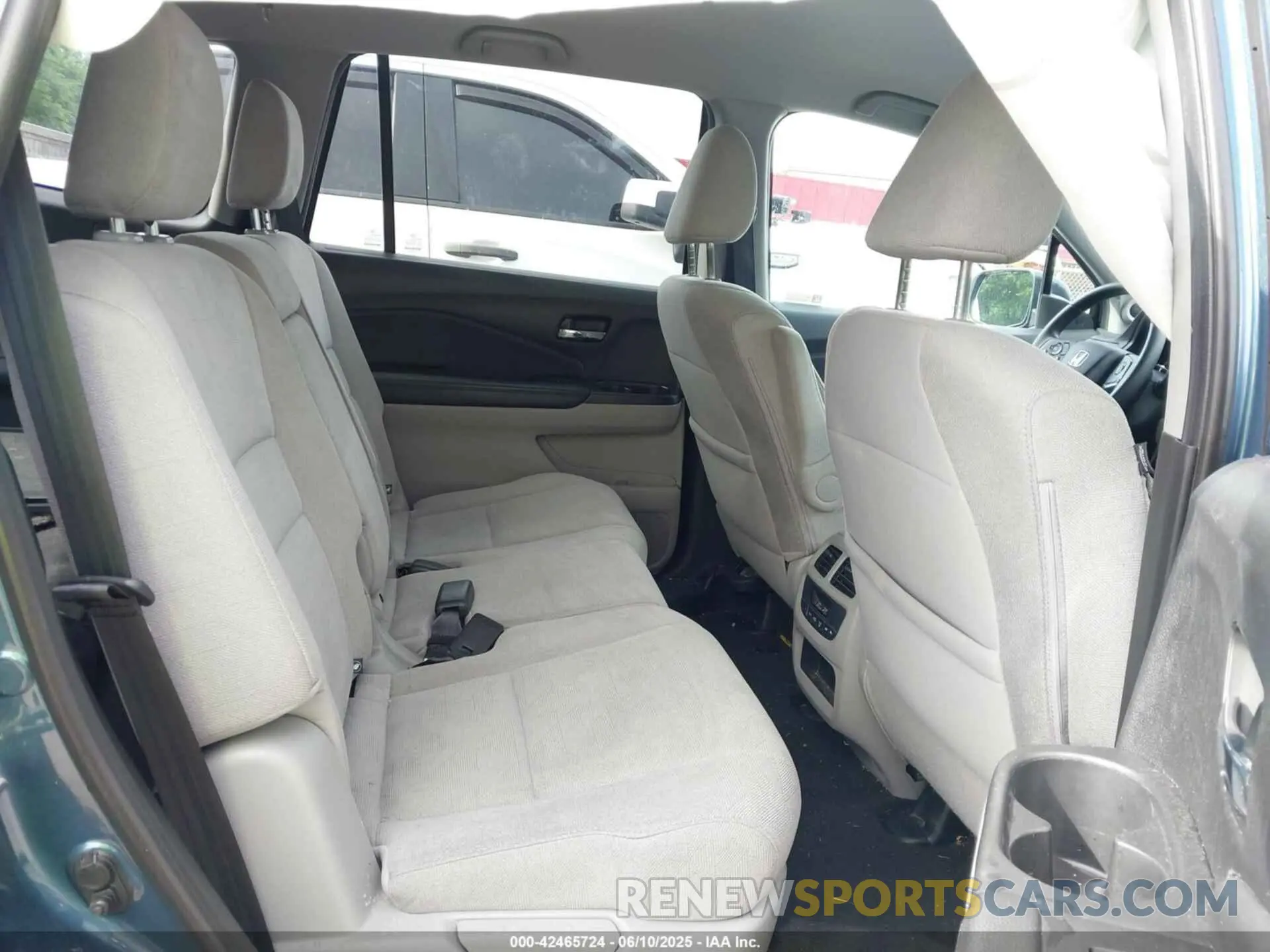 8 Photograph of a damaged car 5FNYF5H36KB015748 HONDA PILOT 2019