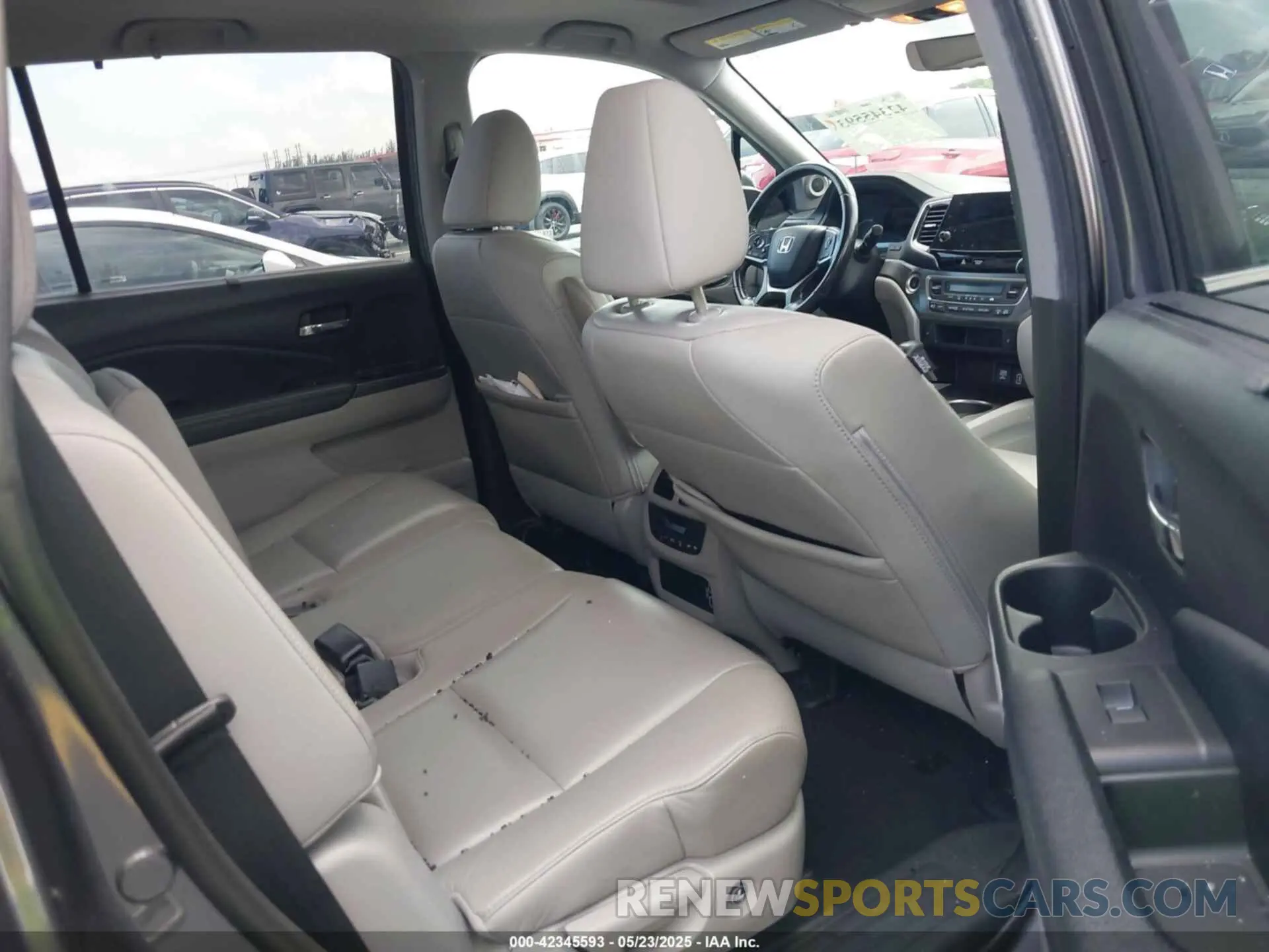 8 Photograph of a damaged car 5FNYF5H54KB013384 HONDA PILOT 2019