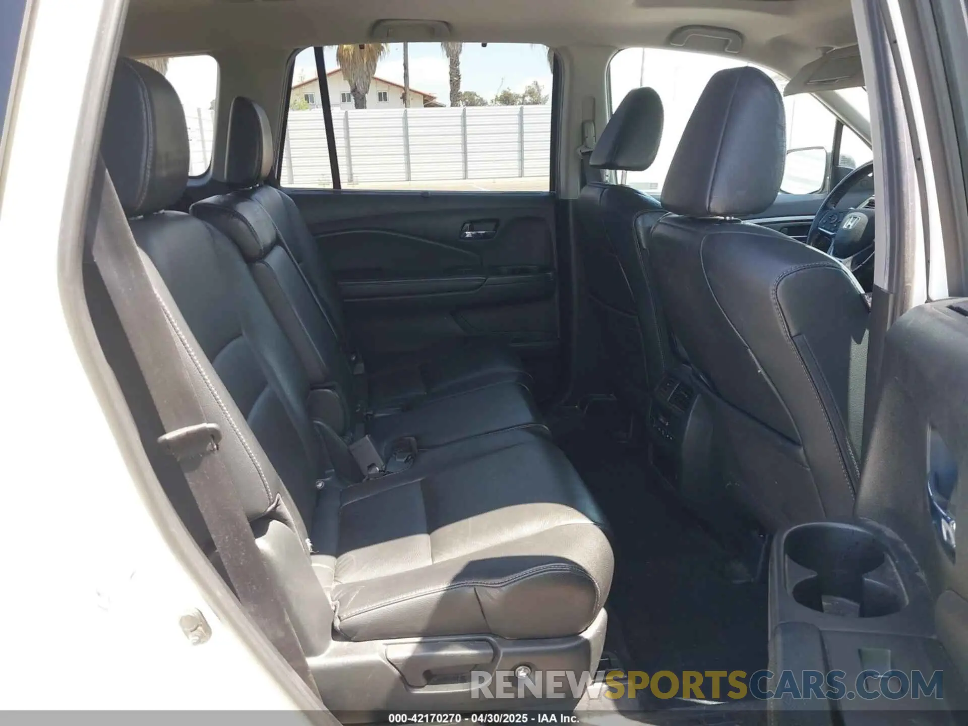 8 Photograph of a damaged car 5FNYF5H54KB018519 HONDA PILOT 2019