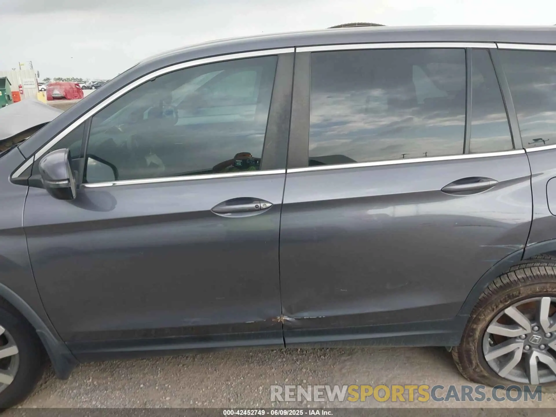 14 Photograph of a damaged car 5FNYF5H55KB027813 HONDA PILOT 2019