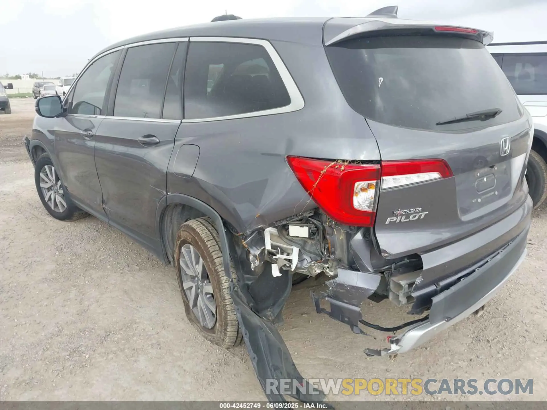 3 Photograph of a damaged car 5FNYF5H55KB027813 HONDA PILOT 2019