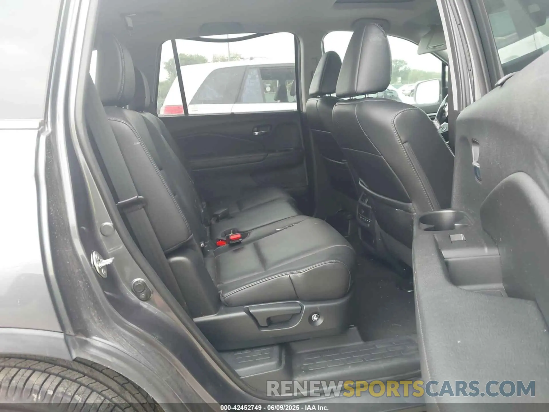 8 Photograph of a damaged car 5FNYF5H55KB027813 HONDA PILOT 2019