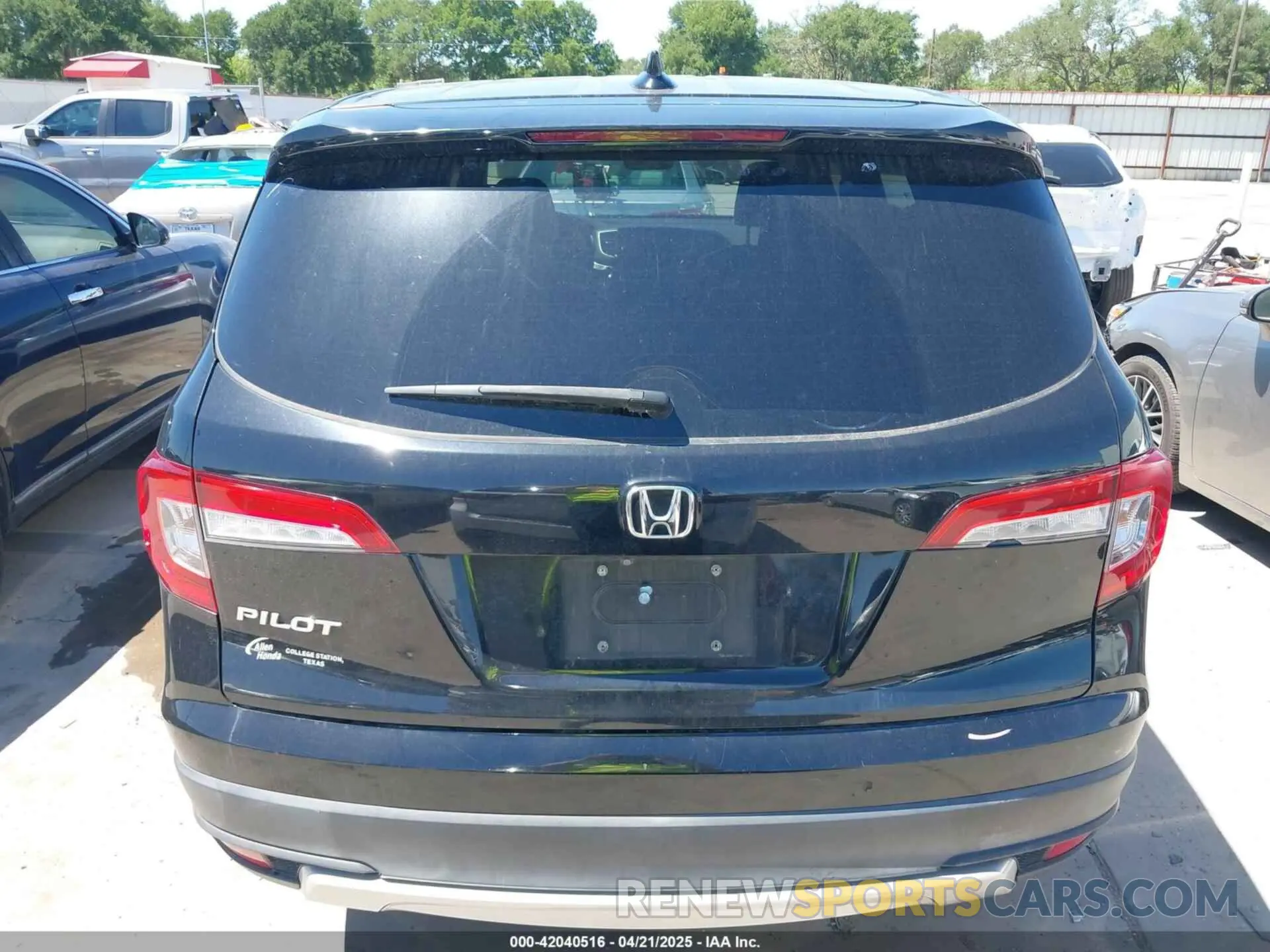 17 Photograph of a damaged car 5FNYF5H56KB042918 HONDA PILOT 2019