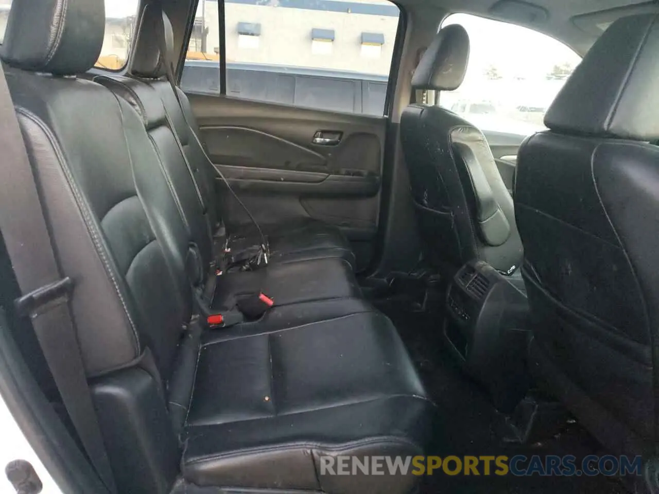 11 Photograph of a damaged car 5FNYF5H58KB002470 HONDA PILOT 2019