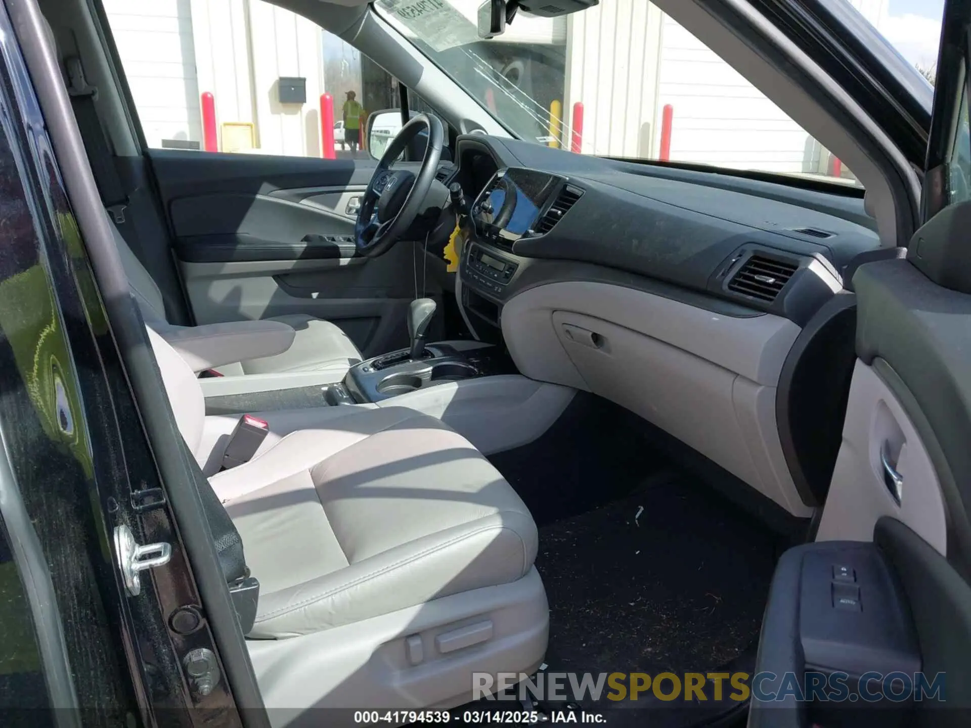 5 Photograph of a damaged car 5FNYF5H5XKB008027 HONDA PILOT 2019