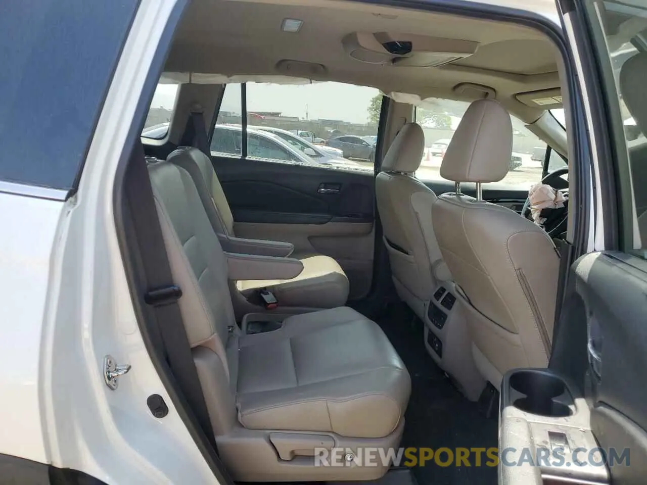 11 Photograph of a damaged car 5FNYF5H67KB011573 HONDA PILOT 2019