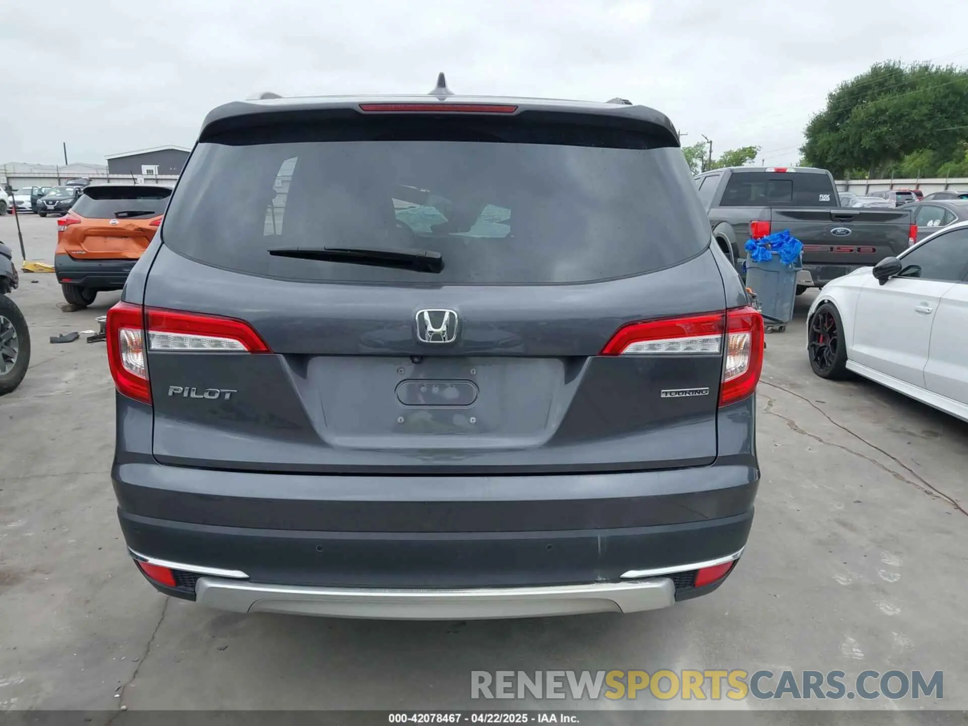 14 Photograph of a damaged car 5FNYF5H95KB033615 HONDA PILOT 2019