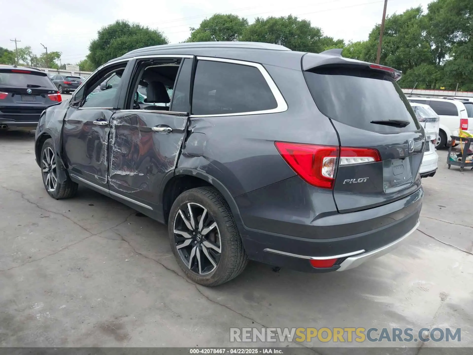 3 Photograph of a damaged car 5FNYF5H95KB033615 HONDA PILOT 2019