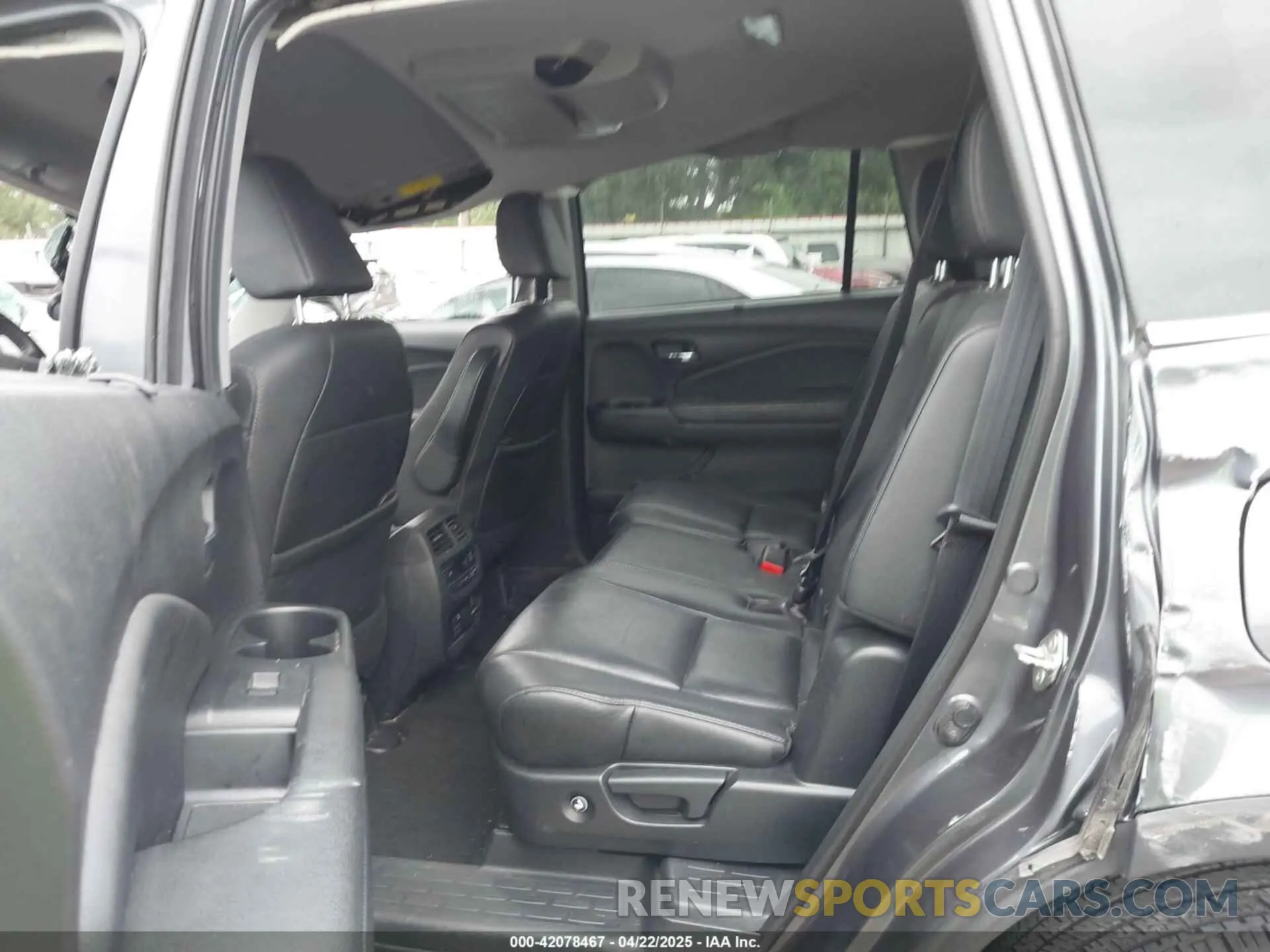 8 Photograph of a damaged car 5FNYF5H95KB033615 HONDA PILOT 2019