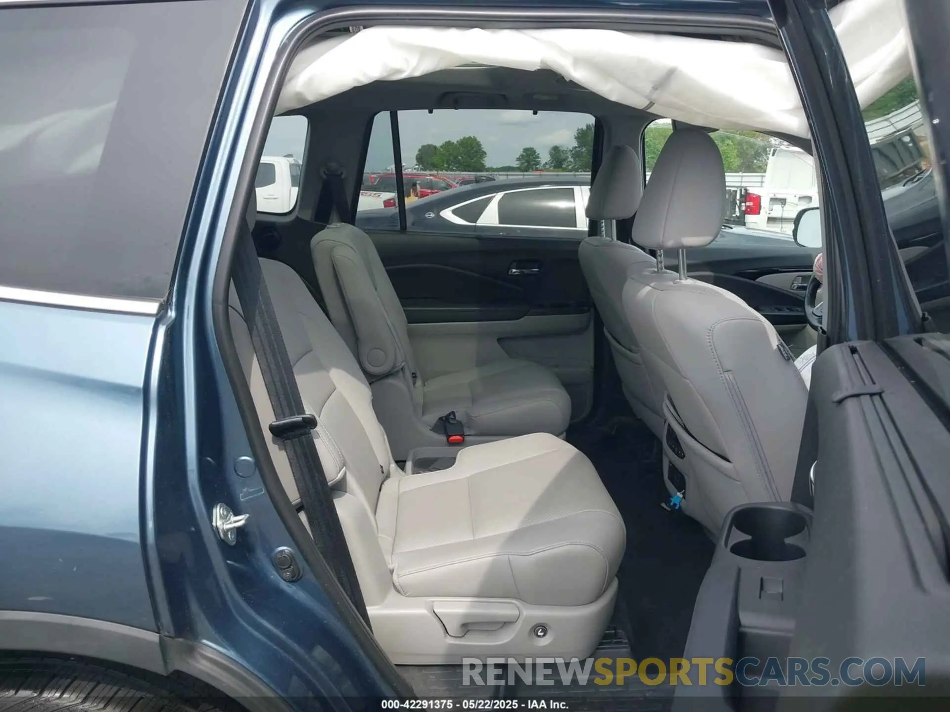 8 Photograph of a damaged car 5FNYF6H06KB005457 HONDA PILOT 2019