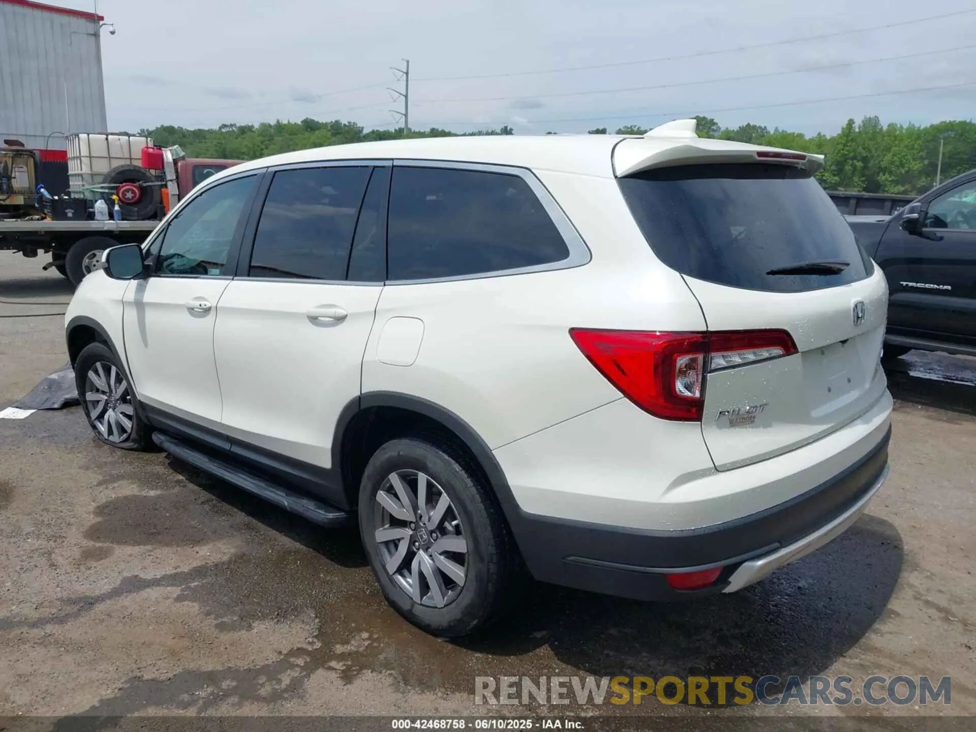 3 Photograph of a damaged car 5FNYF6H33KB040757 HONDA PILOT 2019