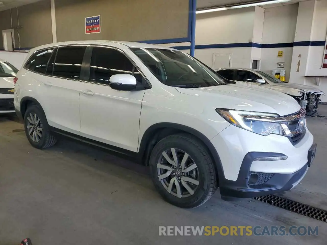 4 Photograph of a damaged car 5FNYF6H37KB065015 HONDA PILOT 2019