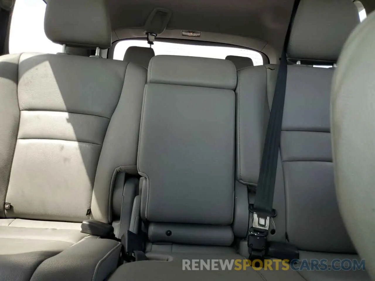 10 Photograph of a damaged car 5FNYF6H47KB017958 HONDA PILOT 2019