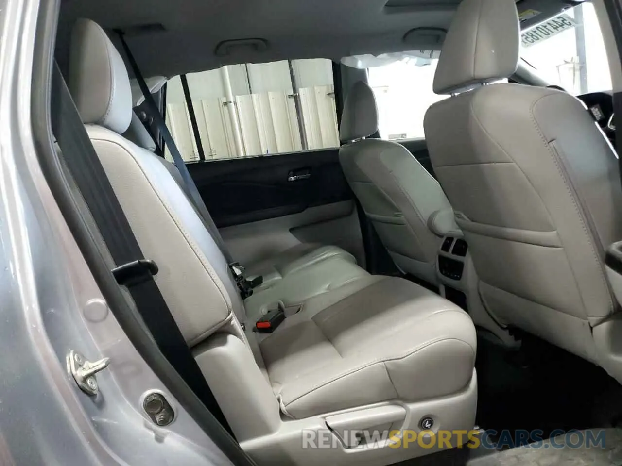 11 Photograph of a damaged car 5FNYF6H55KB068996 HONDA PILOT 2019
