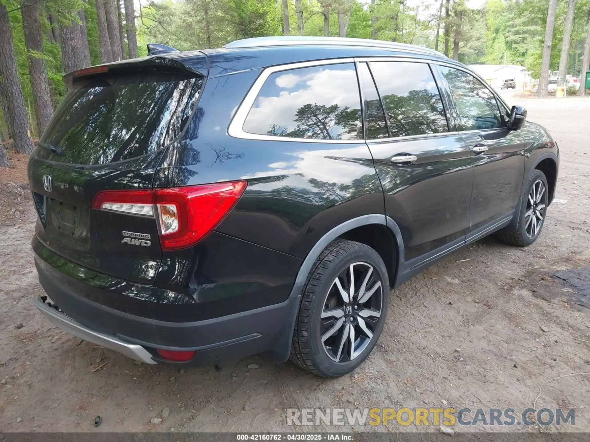 4 Photograph of a damaged car 5FNYF6H60KB030990 HONDA PILOT 2019