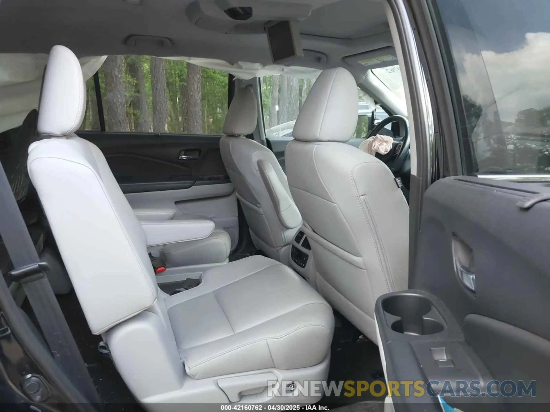 8 Photograph of a damaged car 5FNYF6H60KB030990 HONDA PILOT 2019