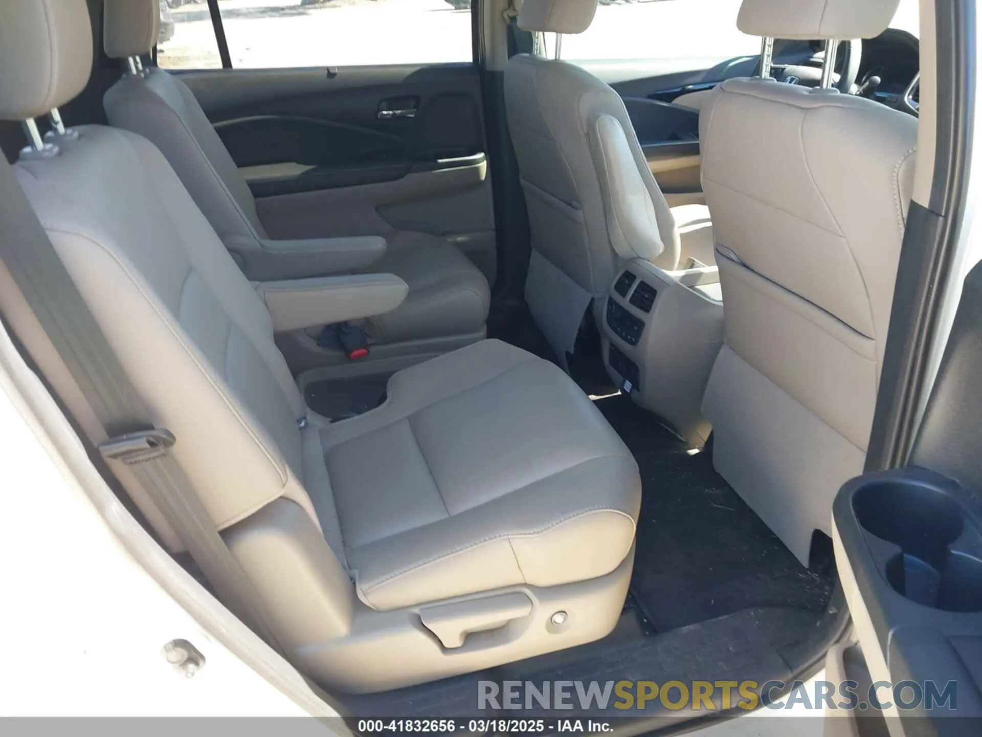 8 Photograph of a damaged car 5FNYF6H69KB067178 HONDA PILOT 2019