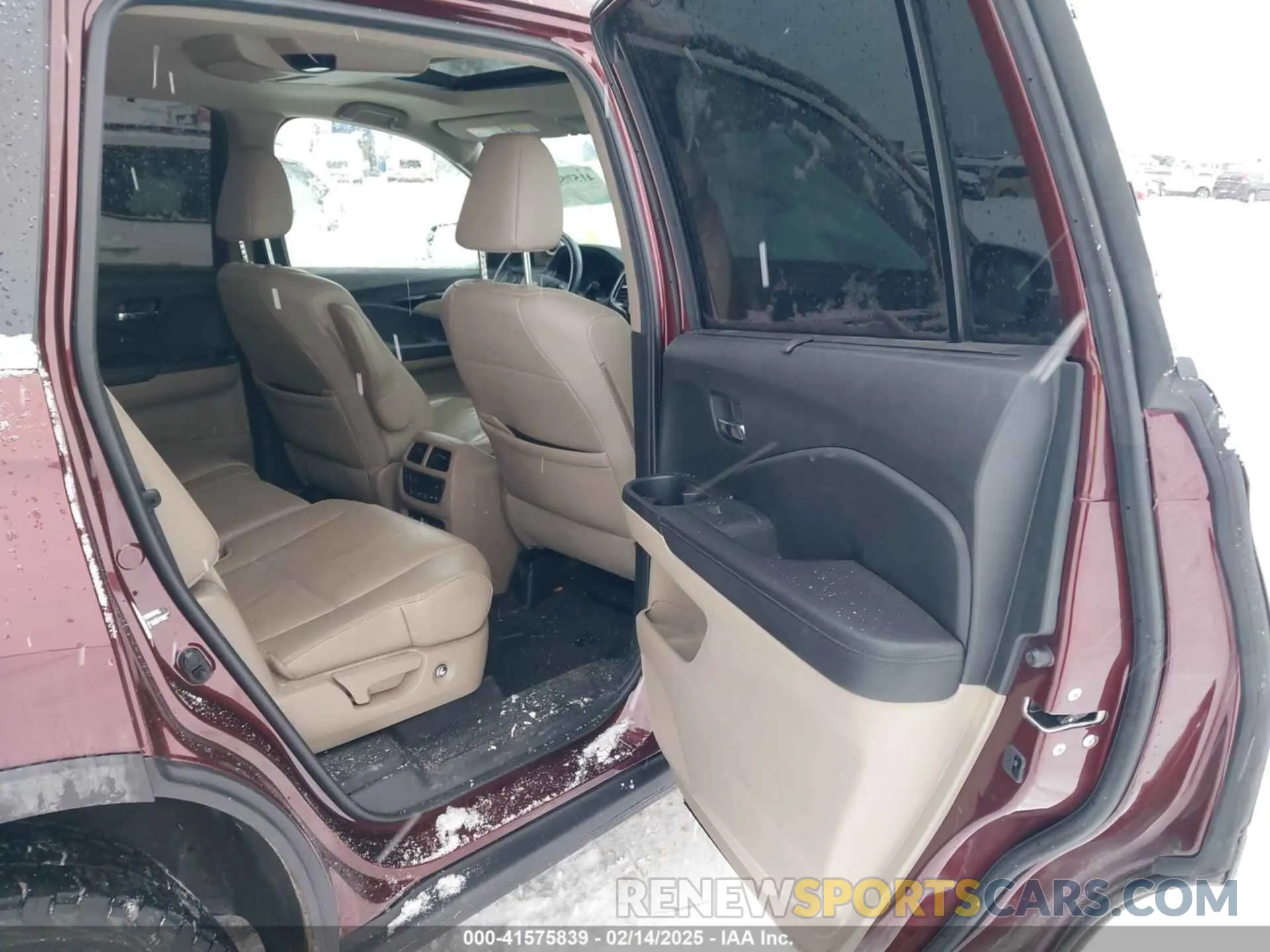8 Photograph of a damaged car 5FNYF6H95KB036374 HONDA PILOT 2019