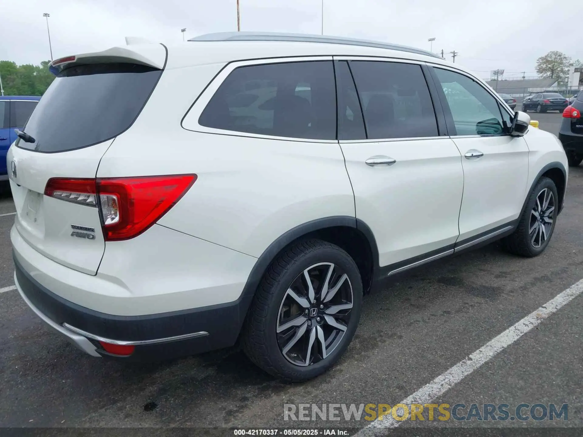 4 Photograph of a damaged car 5FNYF6H96KB000824 HONDA PILOT 2019