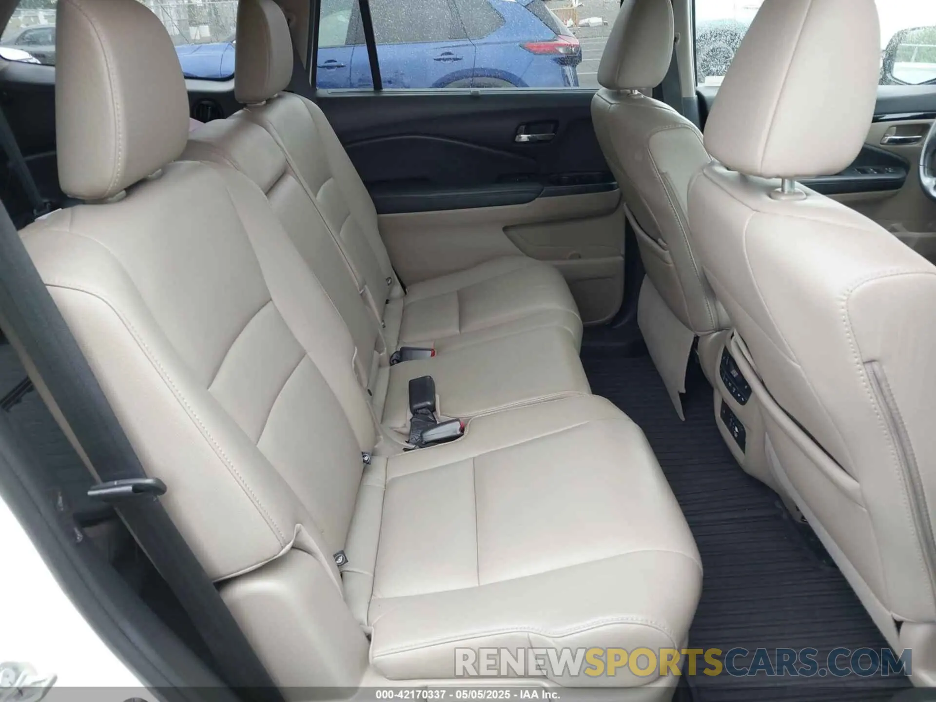 8 Photograph of a damaged car 5FNYF6H96KB000824 HONDA PILOT 2019