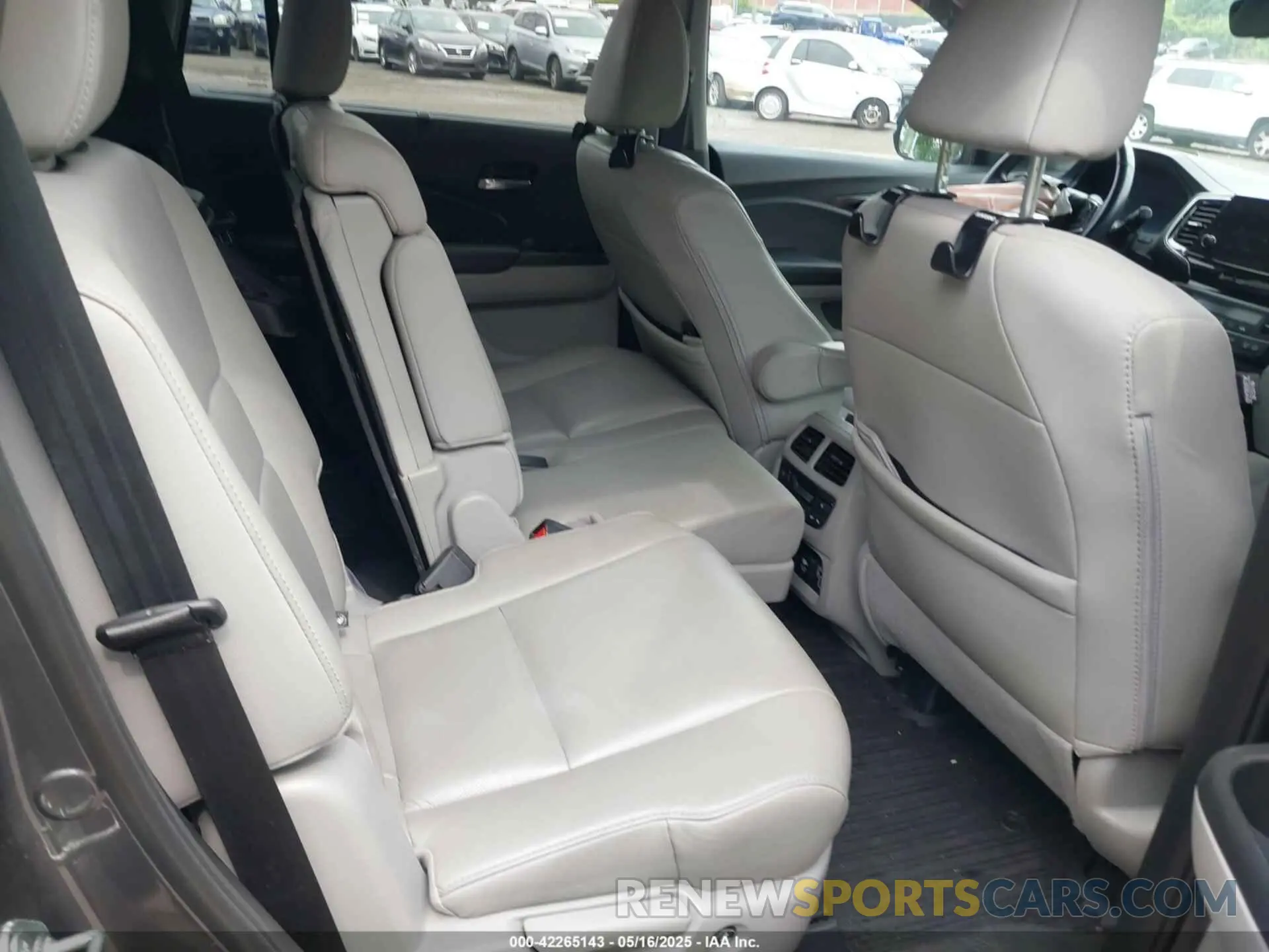 8 Photograph of a damaged car 5FNYF6H97KB013002 HONDA PILOT 2019