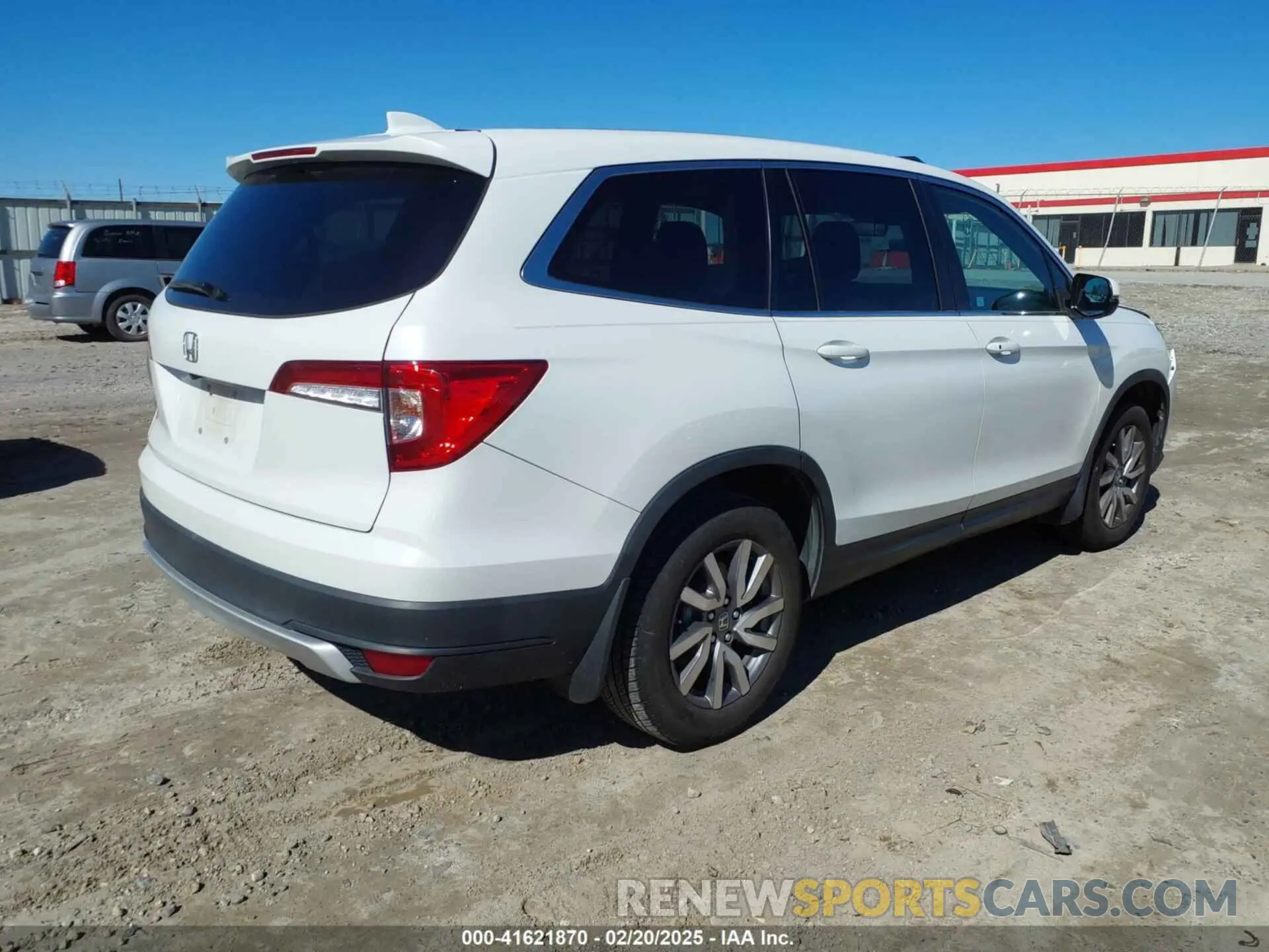 4 Photograph of a damaged car 5FNYF5H53LB003768 HONDA PILOT 2020