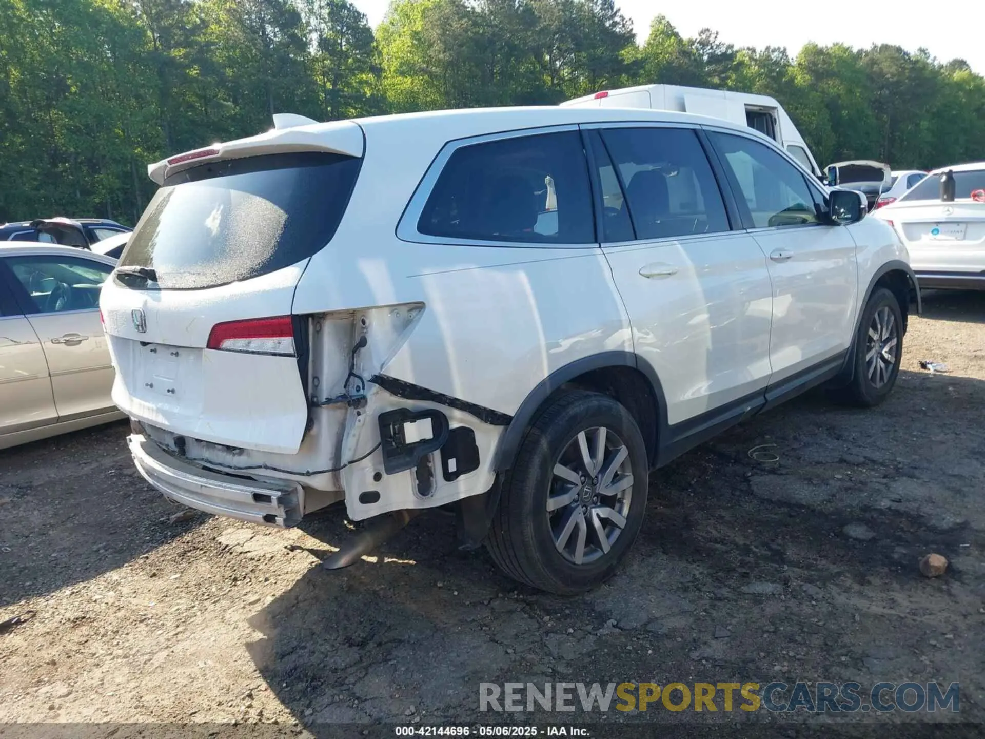 4 Photograph of a damaged car 5FNYF5H57LB008441 HONDA PILOT 2020