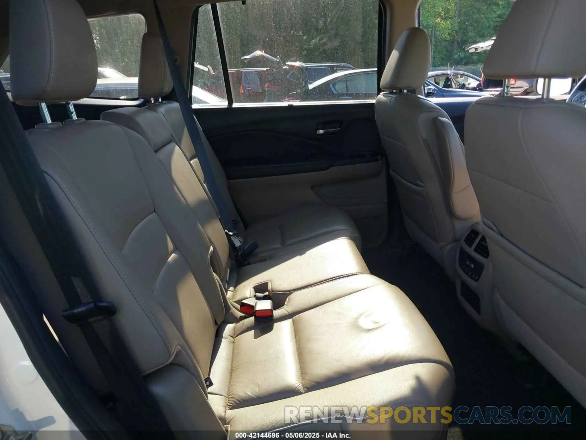 8 Photograph of a damaged car 5FNYF5H57LB008441 HONDA PILOT 2020