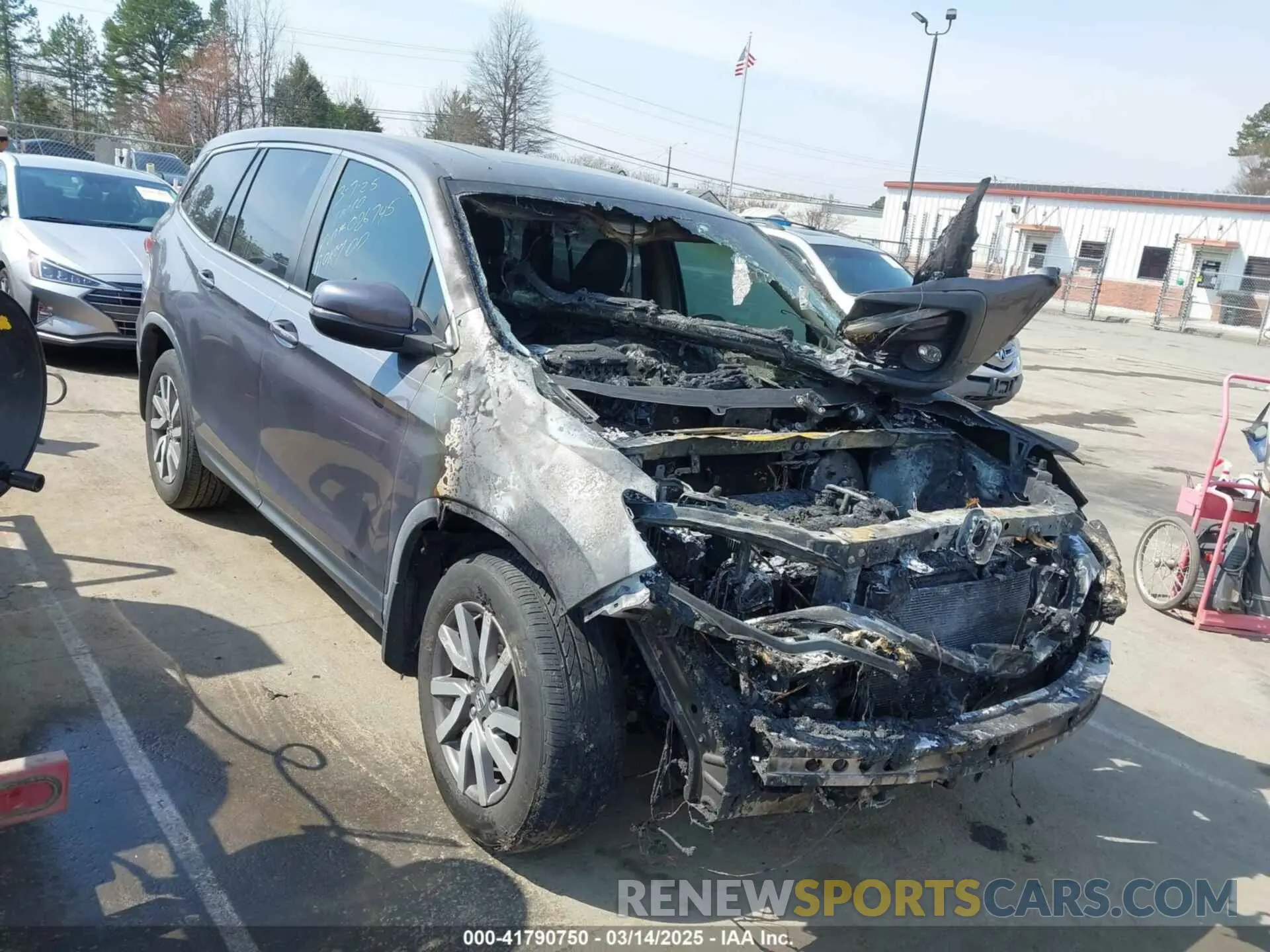 1 Фотография поврежденного автомобиля 5FNYF5H57LB026745 HONDA PILOT 2020