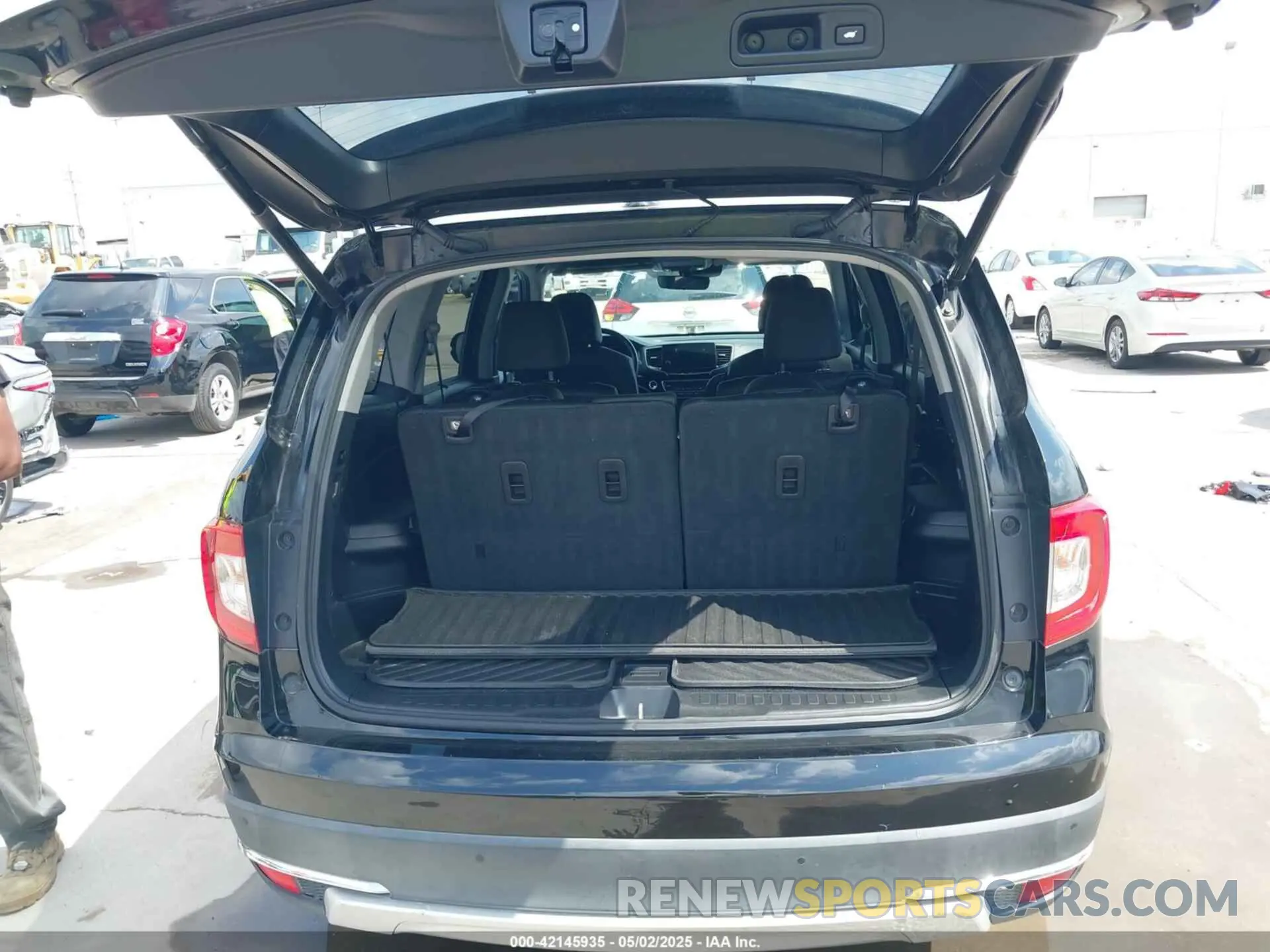 17 Photograph of a damaged car 5FNYF6H04LB000050 HONDA PILOT 2020