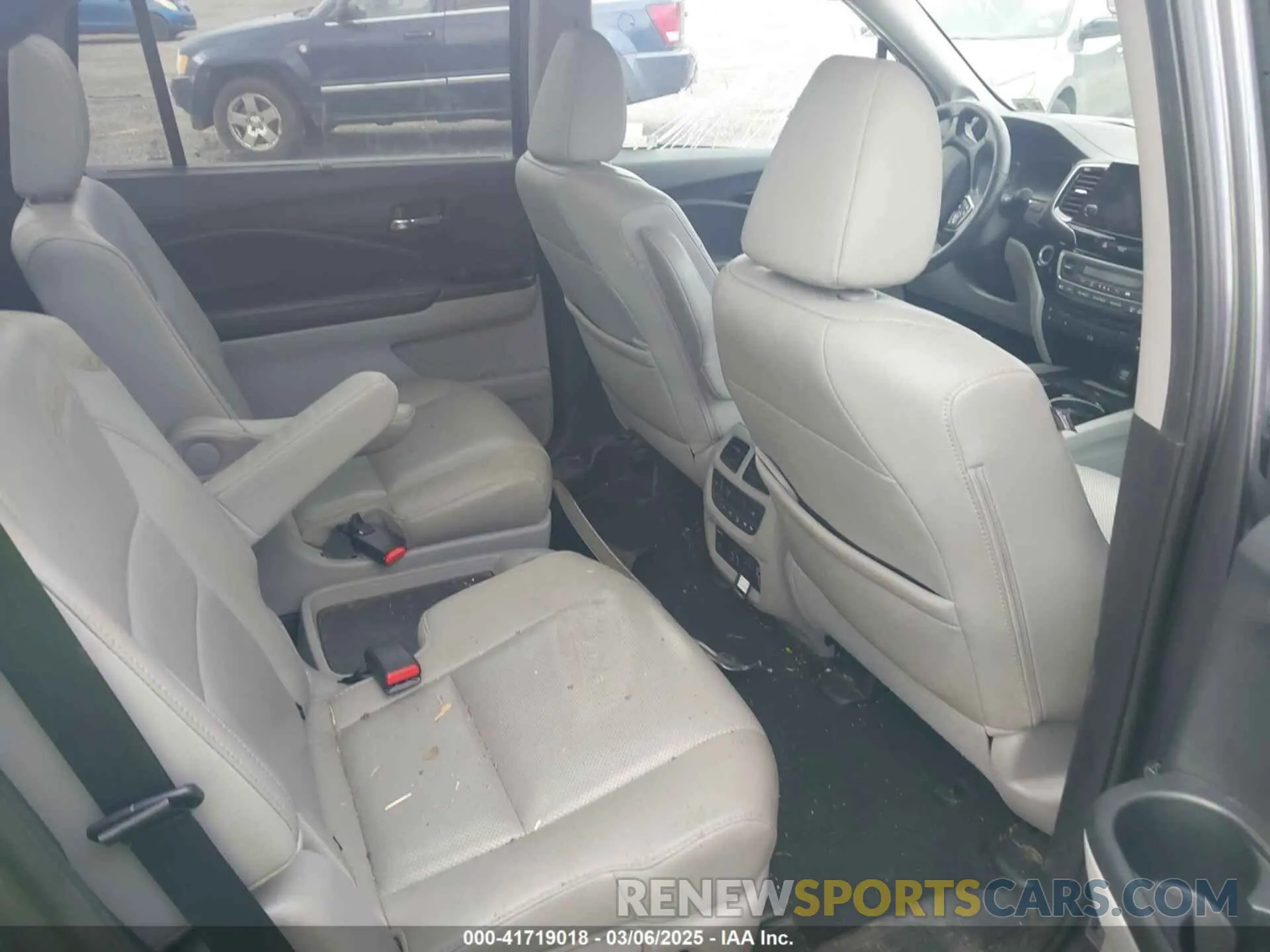8 Photograph of a damaged car 5FNYF6H05LB025247 HONDA PILOT 2020