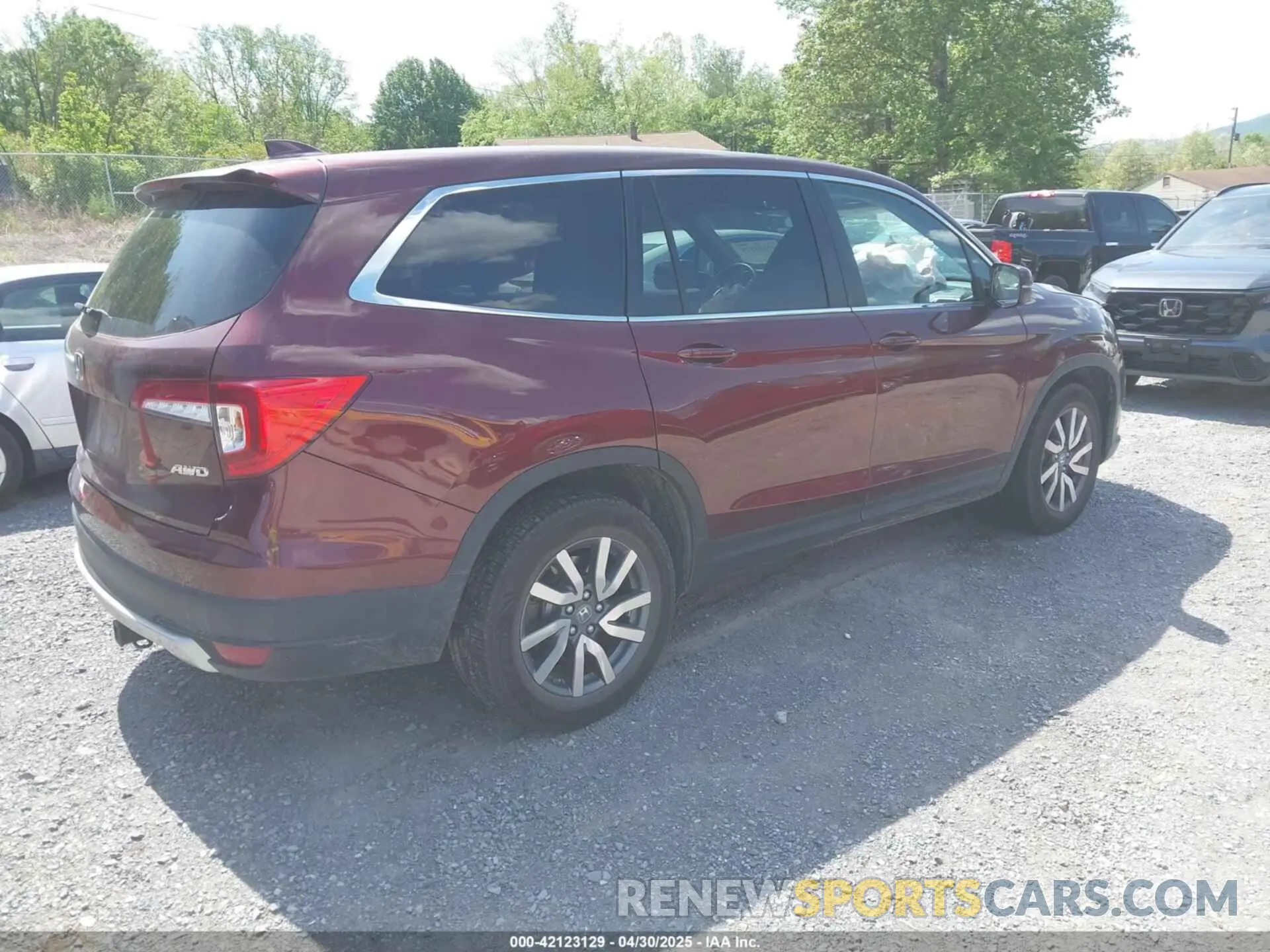 4 Photograph of a damaged car 5FNYF6H50LB028925 HONDA PILOT 2020