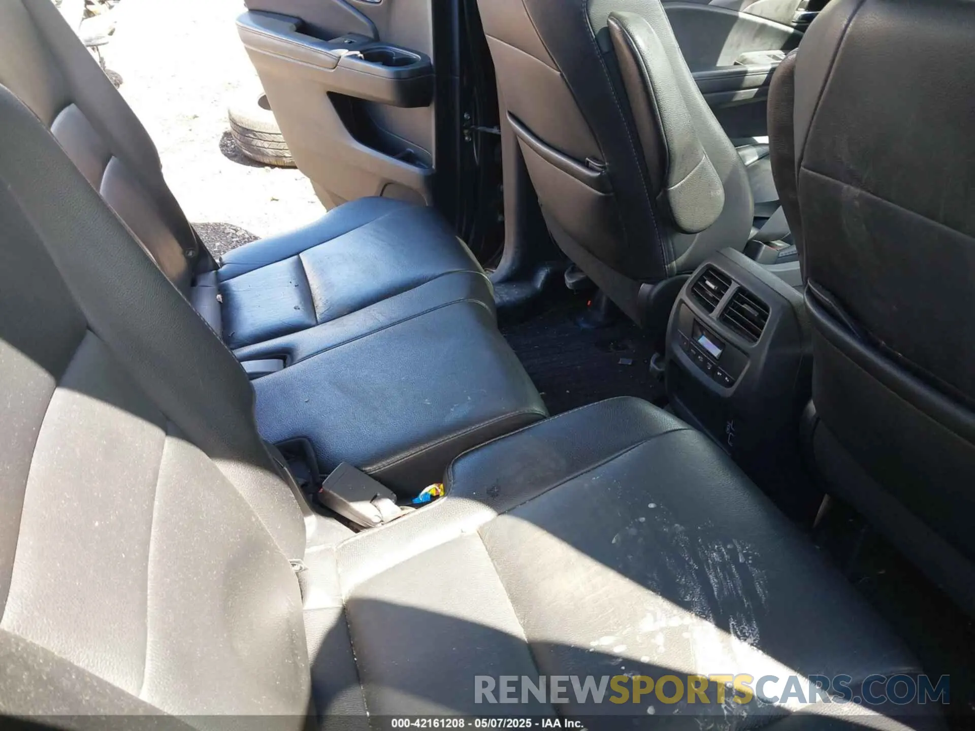 8 Photograph of a damaged car 5FNYF6H51LB038606 HONDA PILOT 2020
