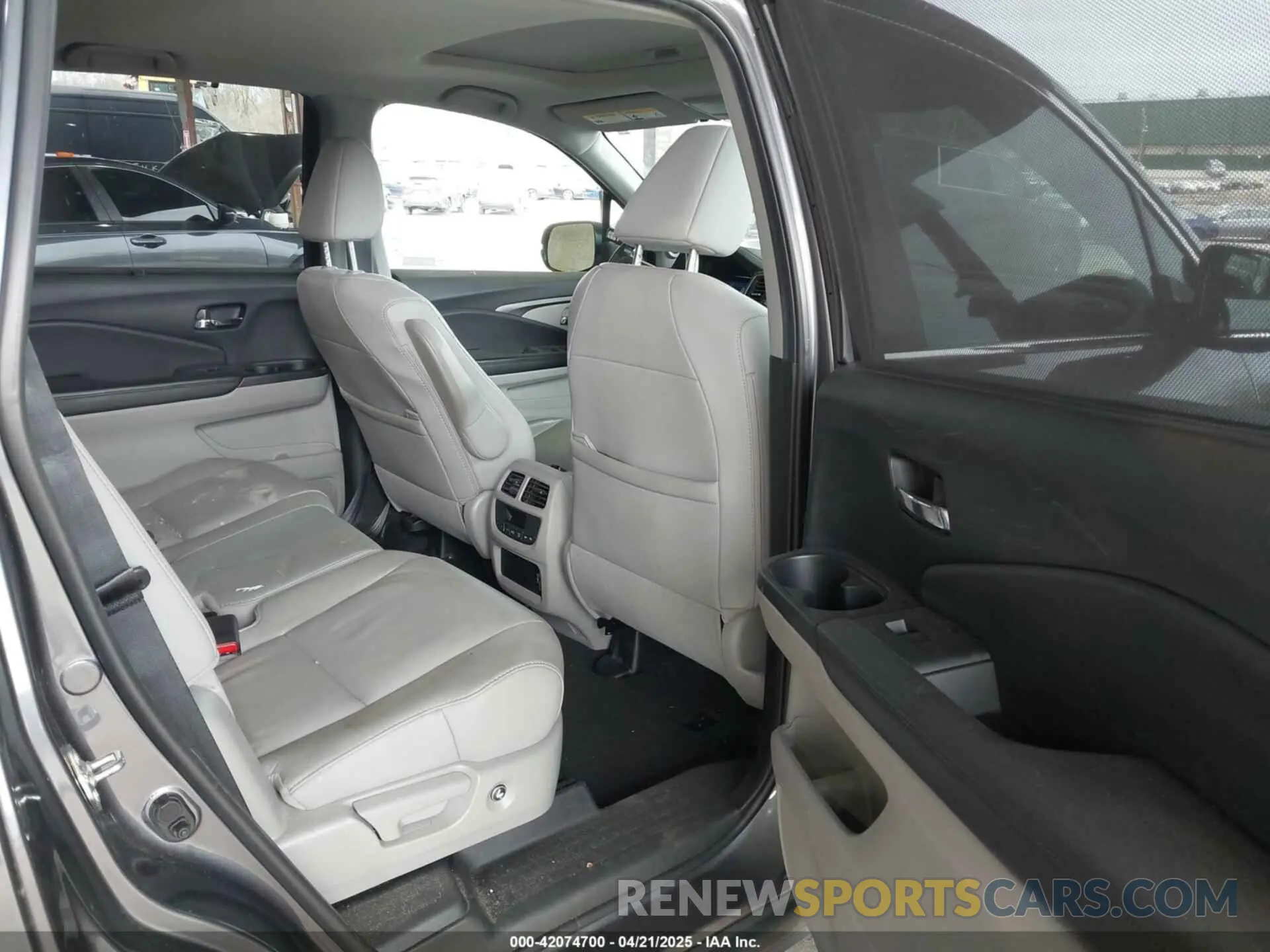 8 Photograph of a damaged car 5FNYF6H52LB048870 HONDA PILOT 2020