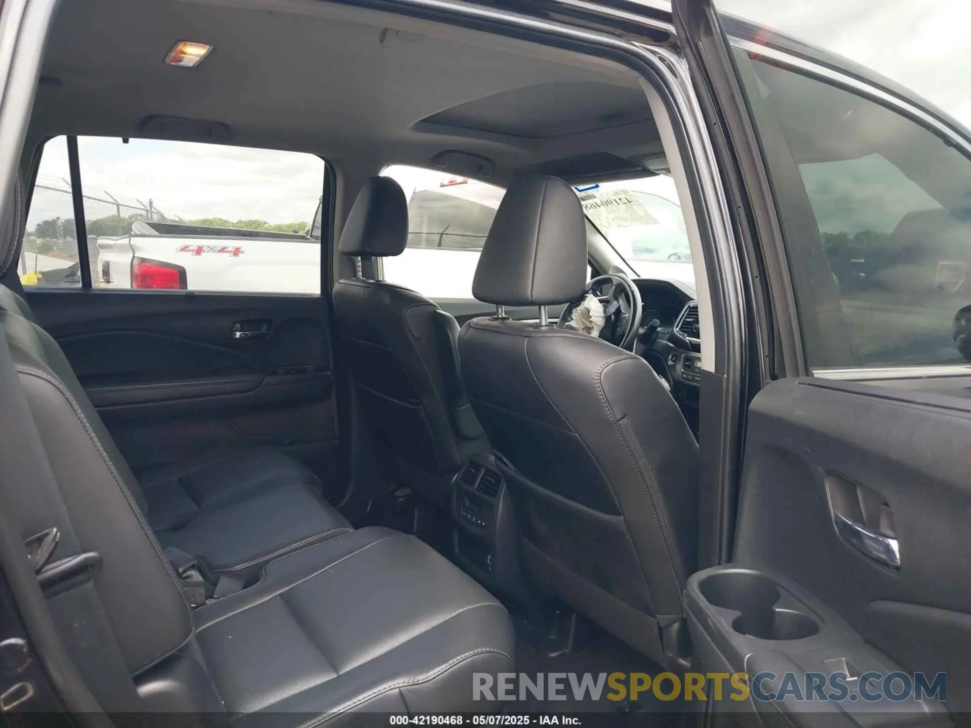 8 Photograph of a damaged car 5FNYF6H56LB067390 HONDA PILOT 2020