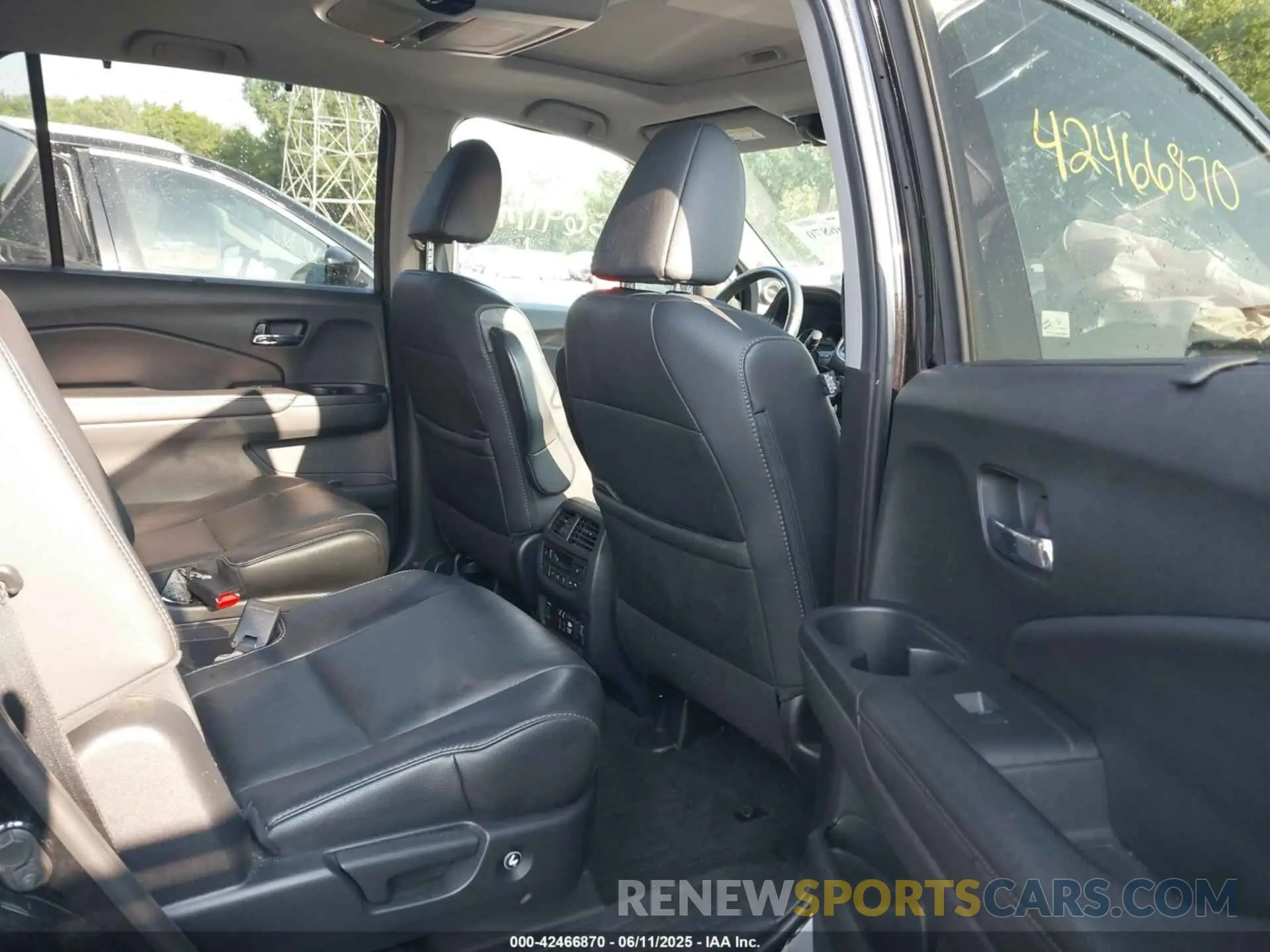 8 Photograph of a damaged car 5FNYF6H62LB038381 HONDA PILOT 2020