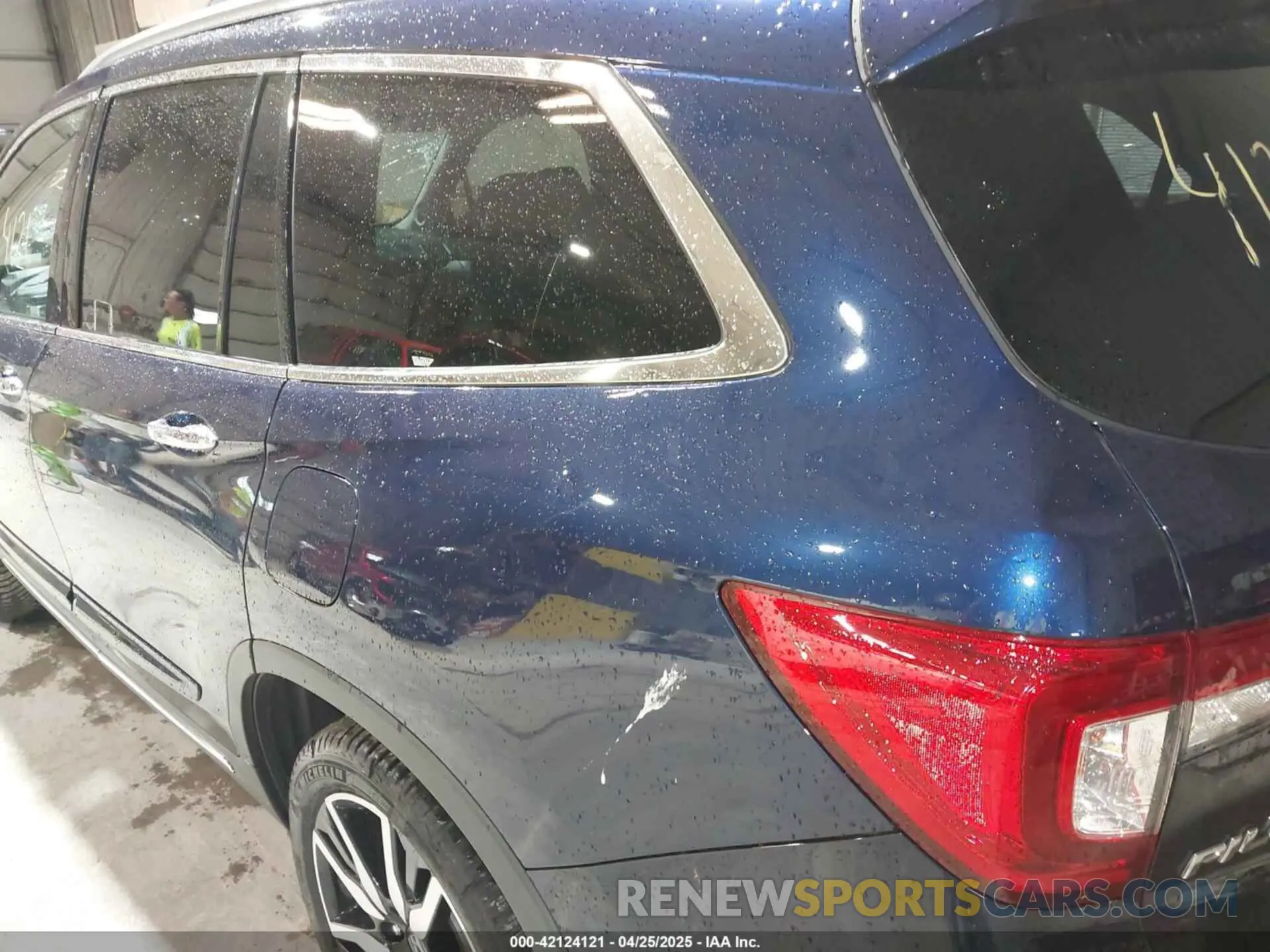 19 Photograph of a damaged car 5FNYF6H65LB019355 HONDA PILOT 2020